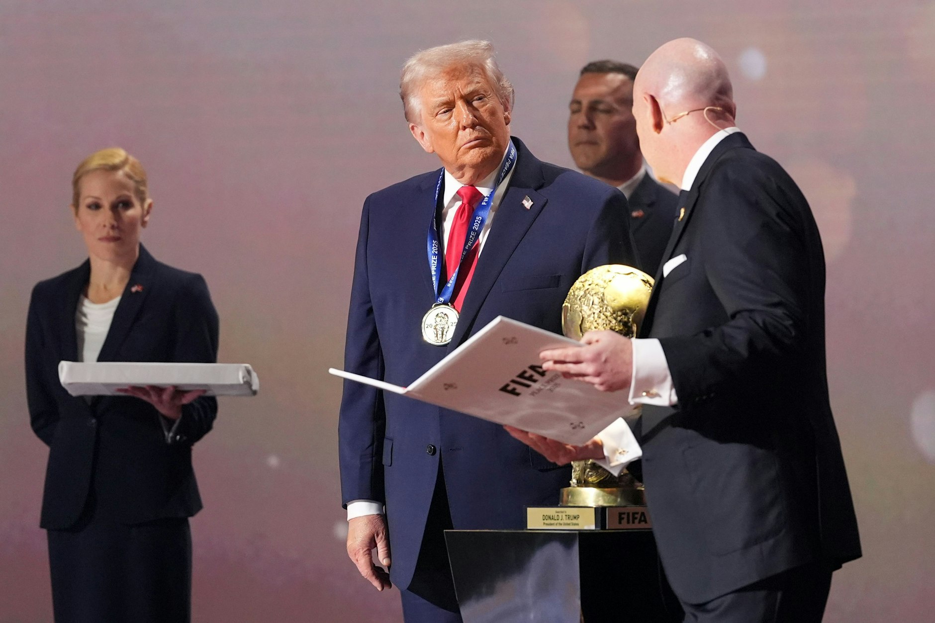 US-Präsident Donald Trump (l.) erhält den FIFA-Friedenspreis von FIFA-Präsident Gianni Infantino. Die FIFA-Fußball-WM findet vom 11. Juni bis 19. Juli 2026 in den USA, Mexiko und Kanada statt.