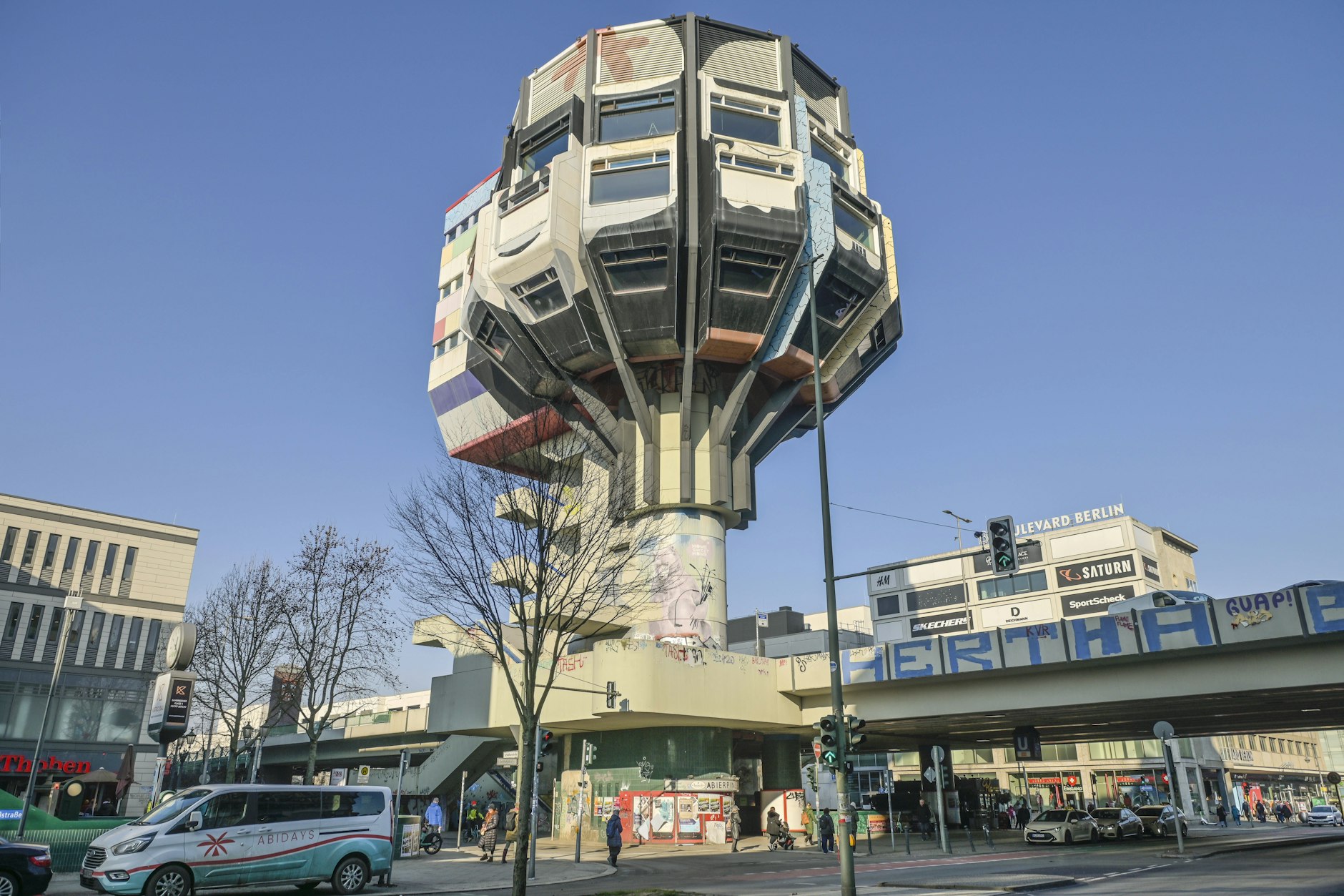 Der Bierpinsel gehört zu den bekanntesten Gebäuden in Steglitz, steht aber seit Jahren leer.