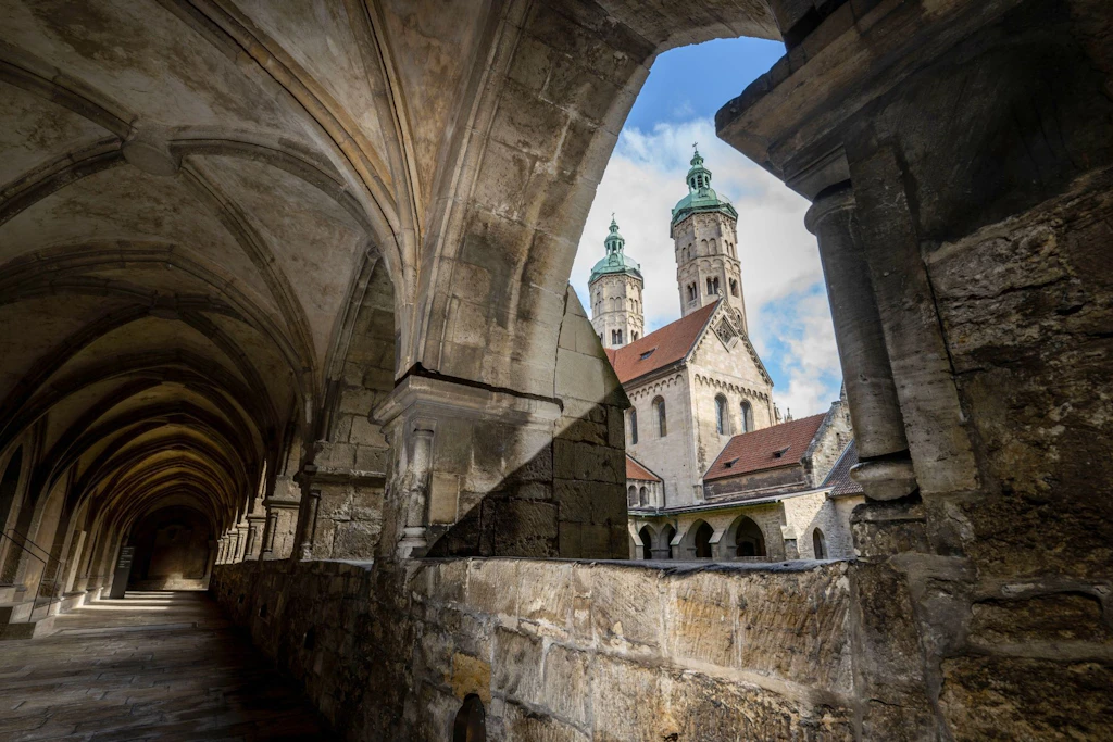 Die Türme des Doms in Naumburg lassen sich vom Kreuzgang aus erkennen. 2018 wurde der Naumburger Dom in das Welterbe der Unesco aufgenommen.