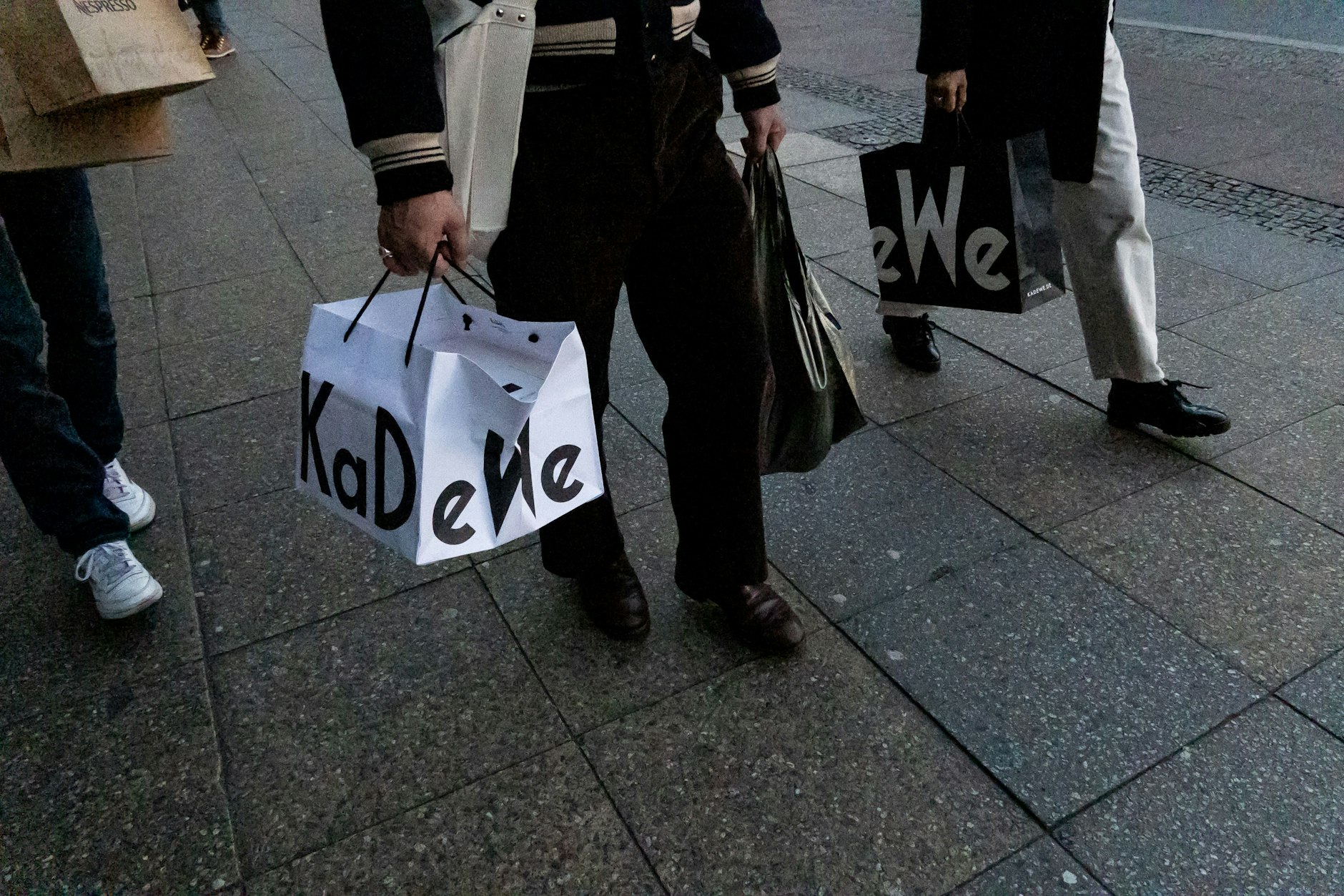 Menschen auf der Tauentzienstrasse vor dem KaDeWe in Berlin