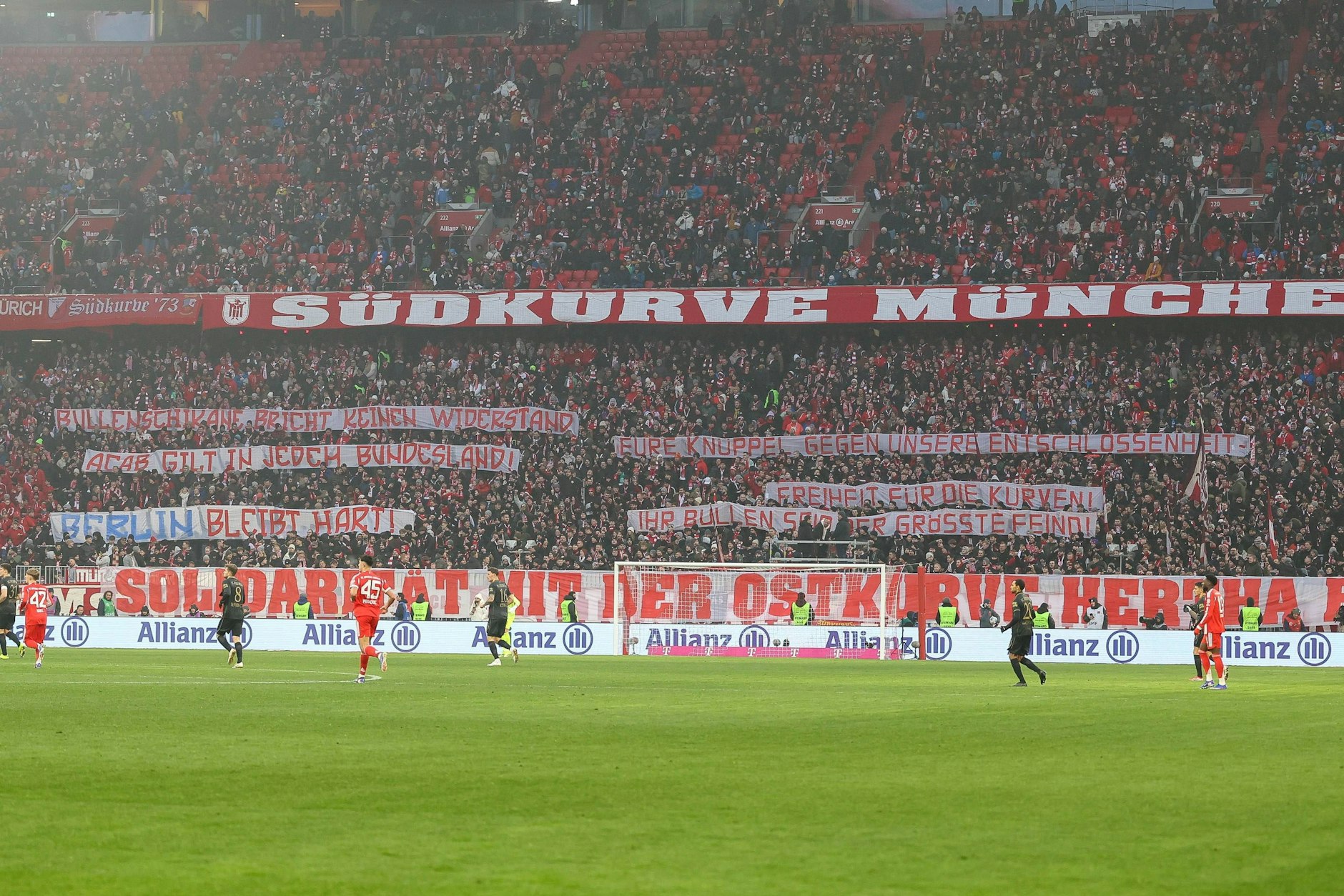 Mit zahlreichen Bannern zeigten die Fans des FC Bayern München ihre Unterstützung in Richtung Hertha BSC.