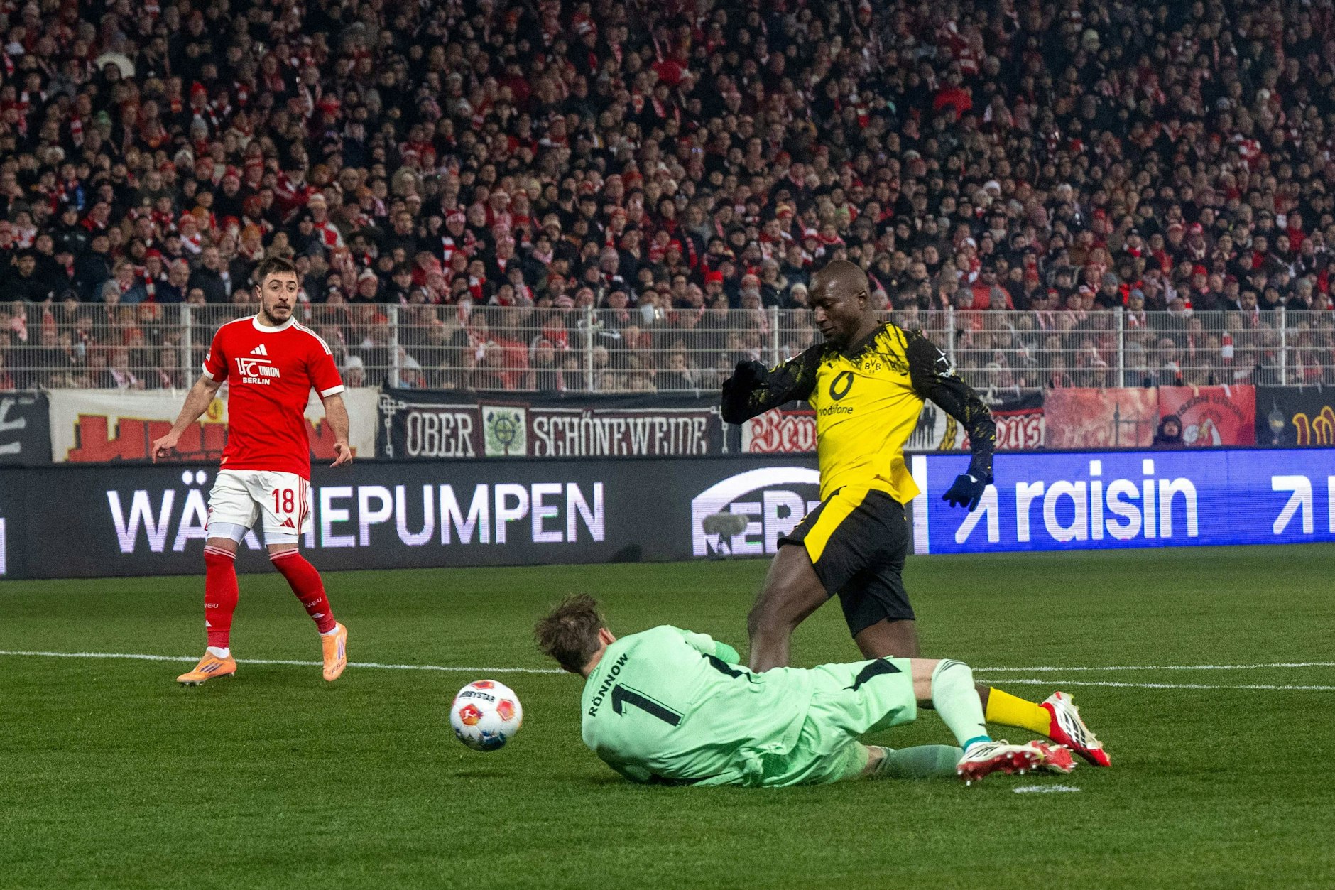 BVB-Keeper Serhou Guirassy wird von Union-Torwart Frederik Rönnow gefoult.