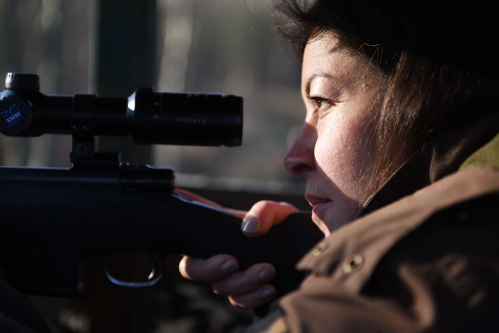 „Ich jage für den Kochtopf“: Warum immer mehr junge Frauen zur Waffe greifen