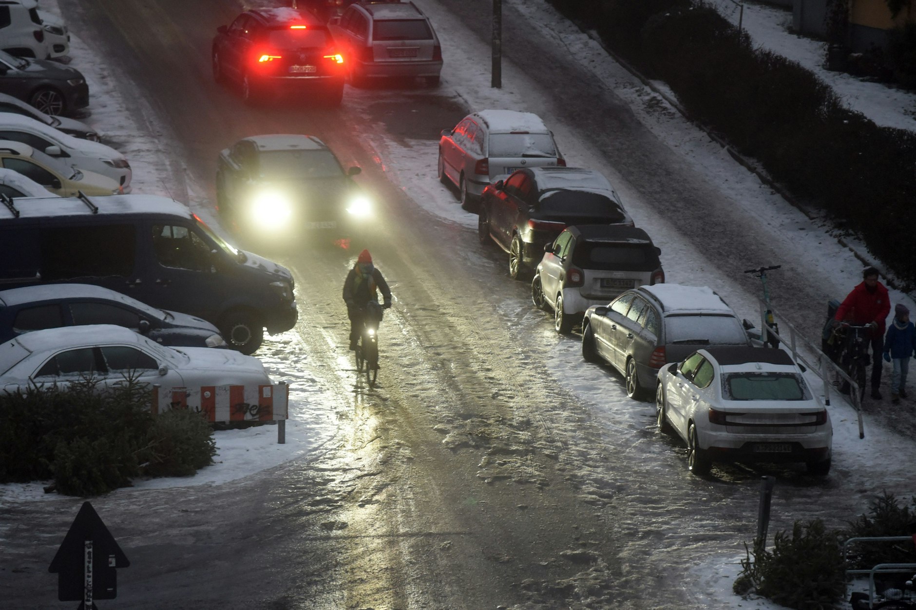 Auf den Straßen kann es wieder glatt werden - je nachdem, wie viel Schnee Sonntag und Montag wirklich kommt, startet Deutschland womöglich mit Verkehrschaos in die neue Woche.