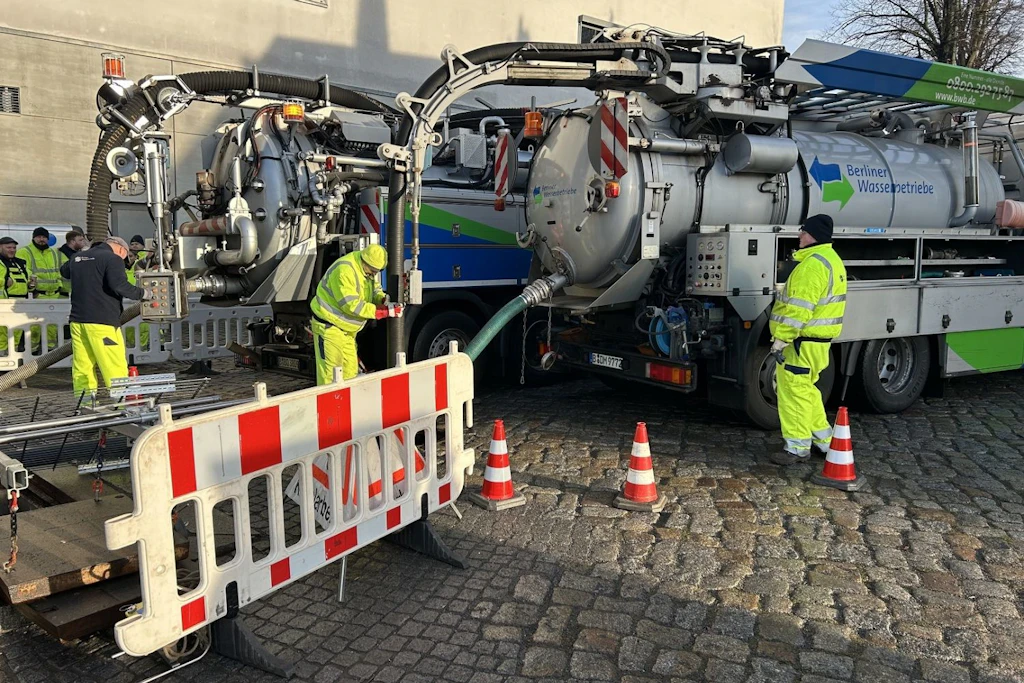 Mit Spezialfahrzeugen pumpten die Berliner Wasserbetriebe das Wasser aus dem Bauwerk ab, um die Rettung der Kormorane möglich zu machen.