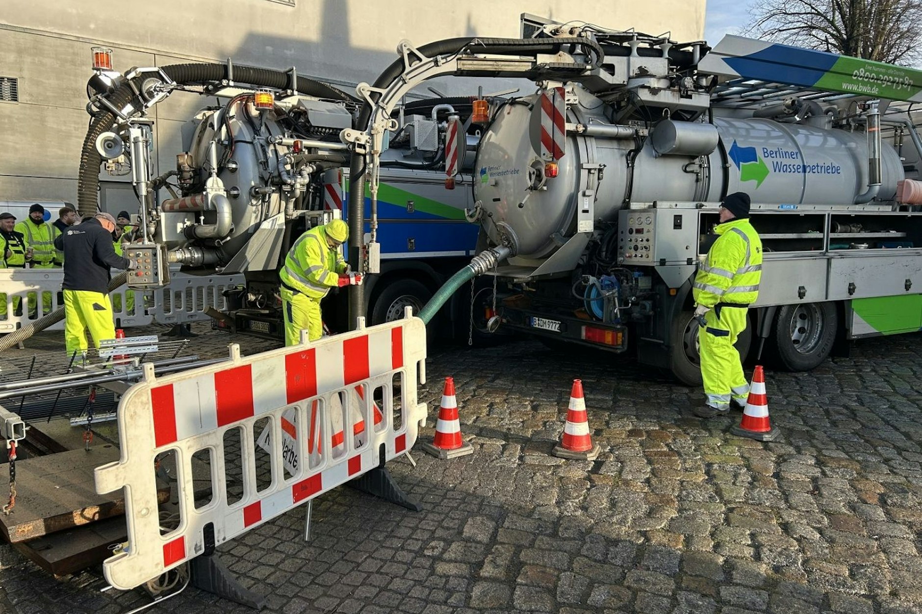 Mit Spezialfahrzeugen pumpten die Berliner Wasserbetriebe das Wasser aus dem Bauwerk ab, um die Rettung der Kormorane möglich zu machen.