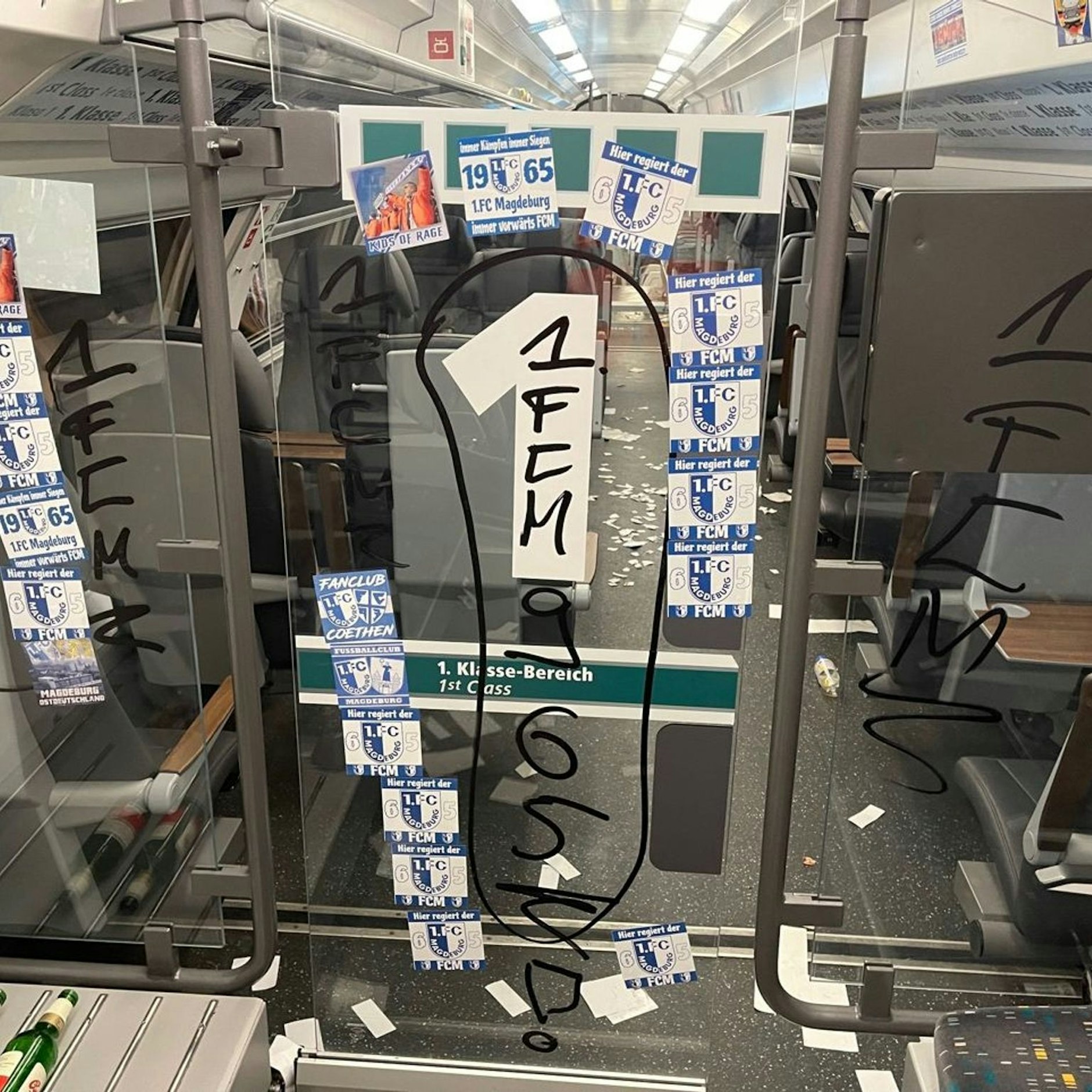 Nicht selten bleiben nach dem Besuch von Fußballfans im Zug ungewünschte Spuren der Fan-Liebe zurück - hier in einem Wagen der ODEG.