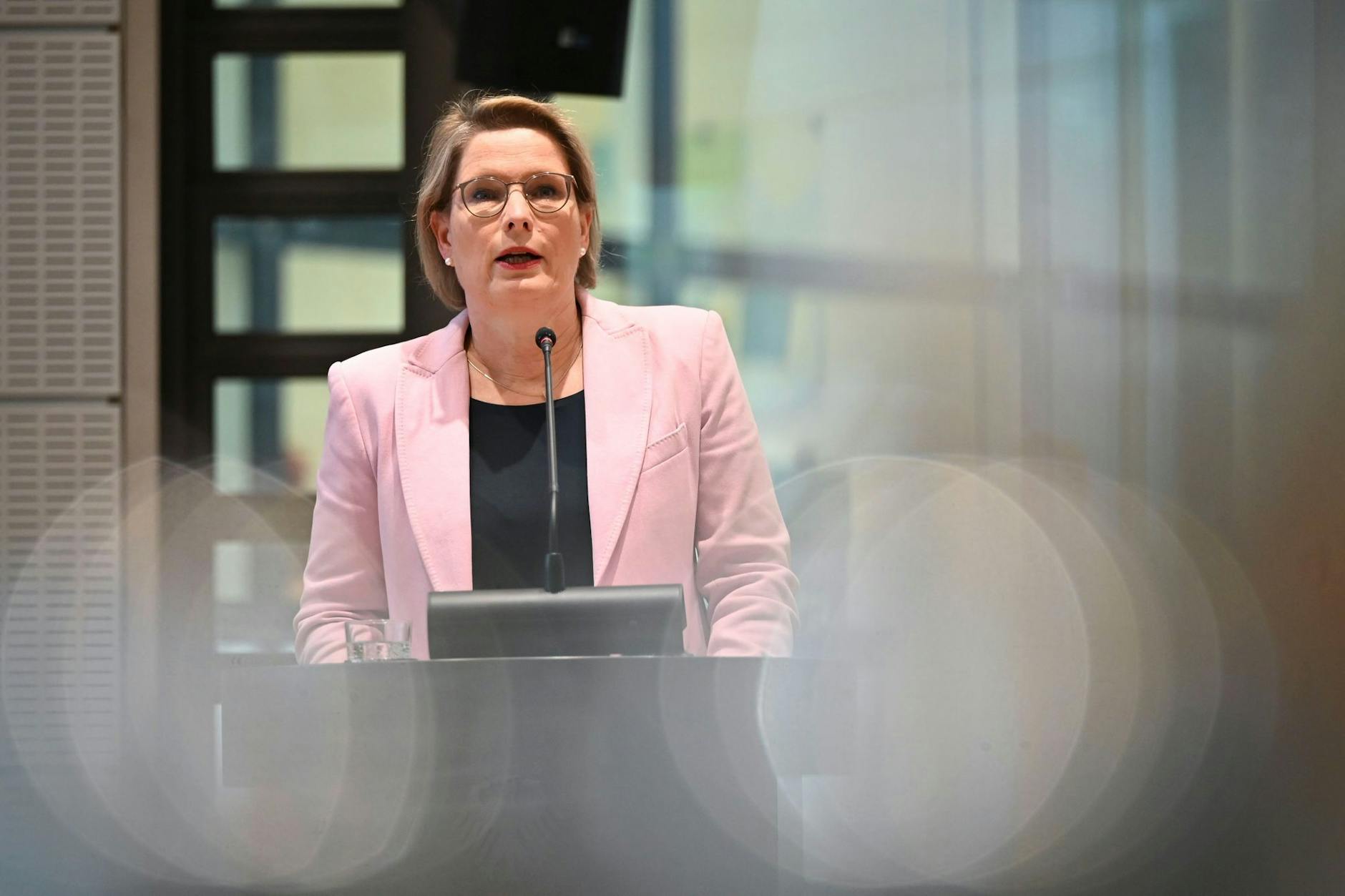 Bundesjustizministerin Stefanie Hubig (SPD) will, dass das Fotografieren und Filmen von Nackten in der Sauna unter Strafe gestellt wird.