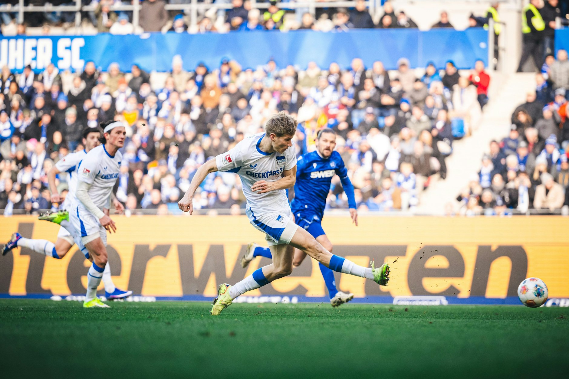 Luca Schuler von Hertha BSC schießt und vergibt. Der Sturm macht zu wenig aus den den Torchancen.
