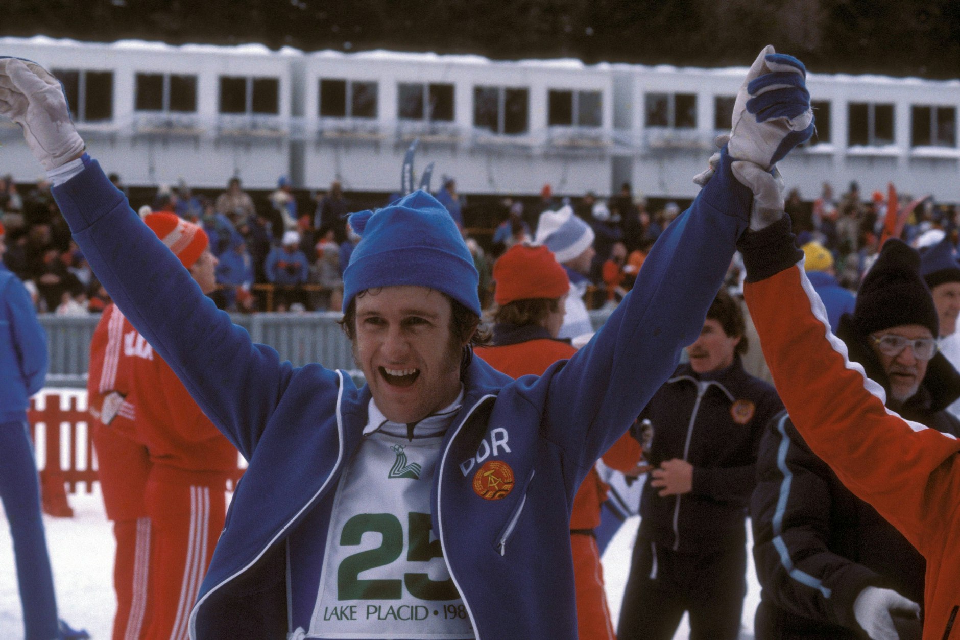 Ulrich Wehling aus der DDR wird 1980 bei den Spielen in Lake Placid zum dritten Mal in Folge Olympiasieger in der Nordischen Kombination.