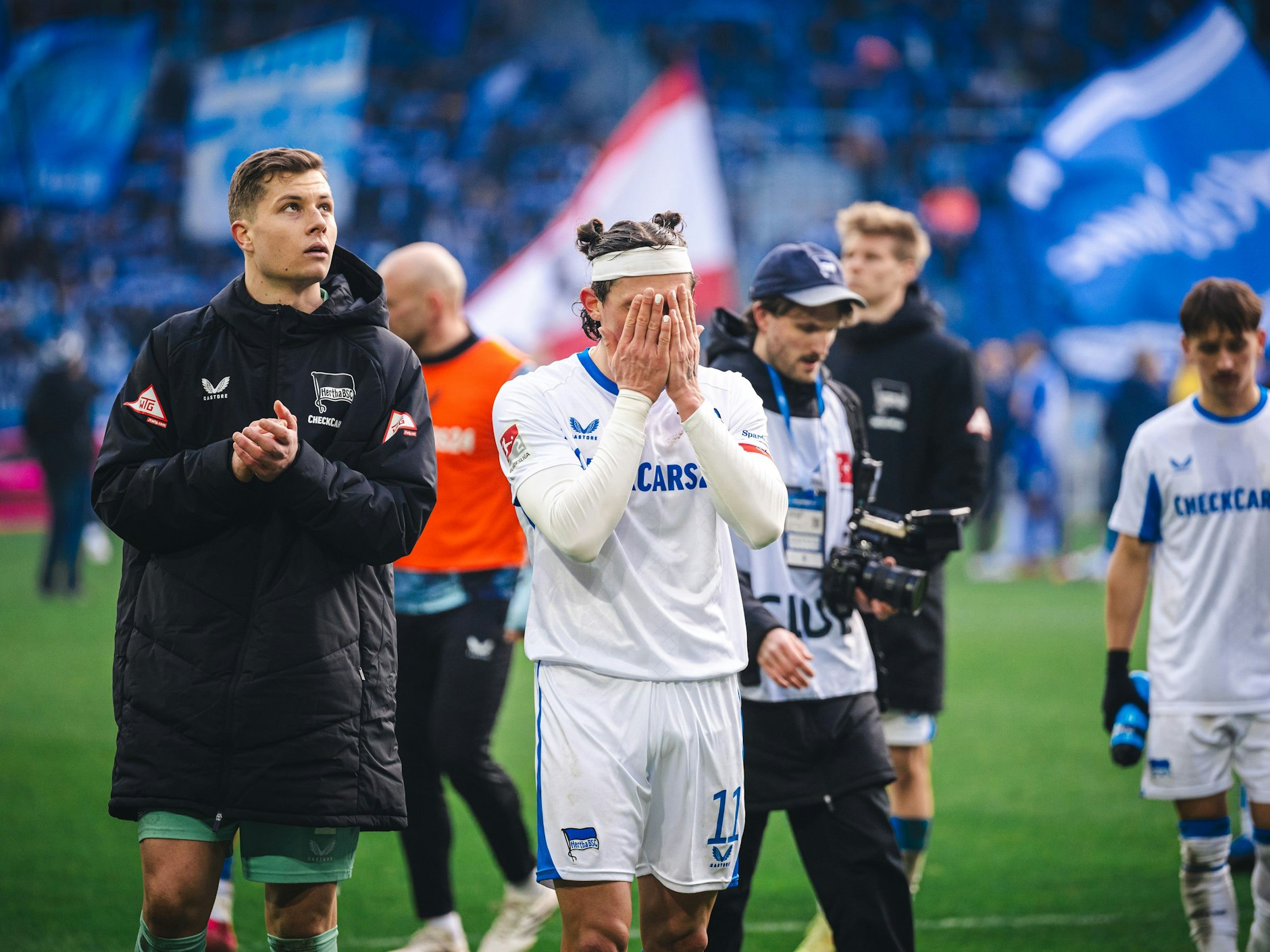 Fabian Reese schlug nach dem 2:2 in Karlsruhe erstmal die Hände vors Gesicht. Wieder kein Sieg!