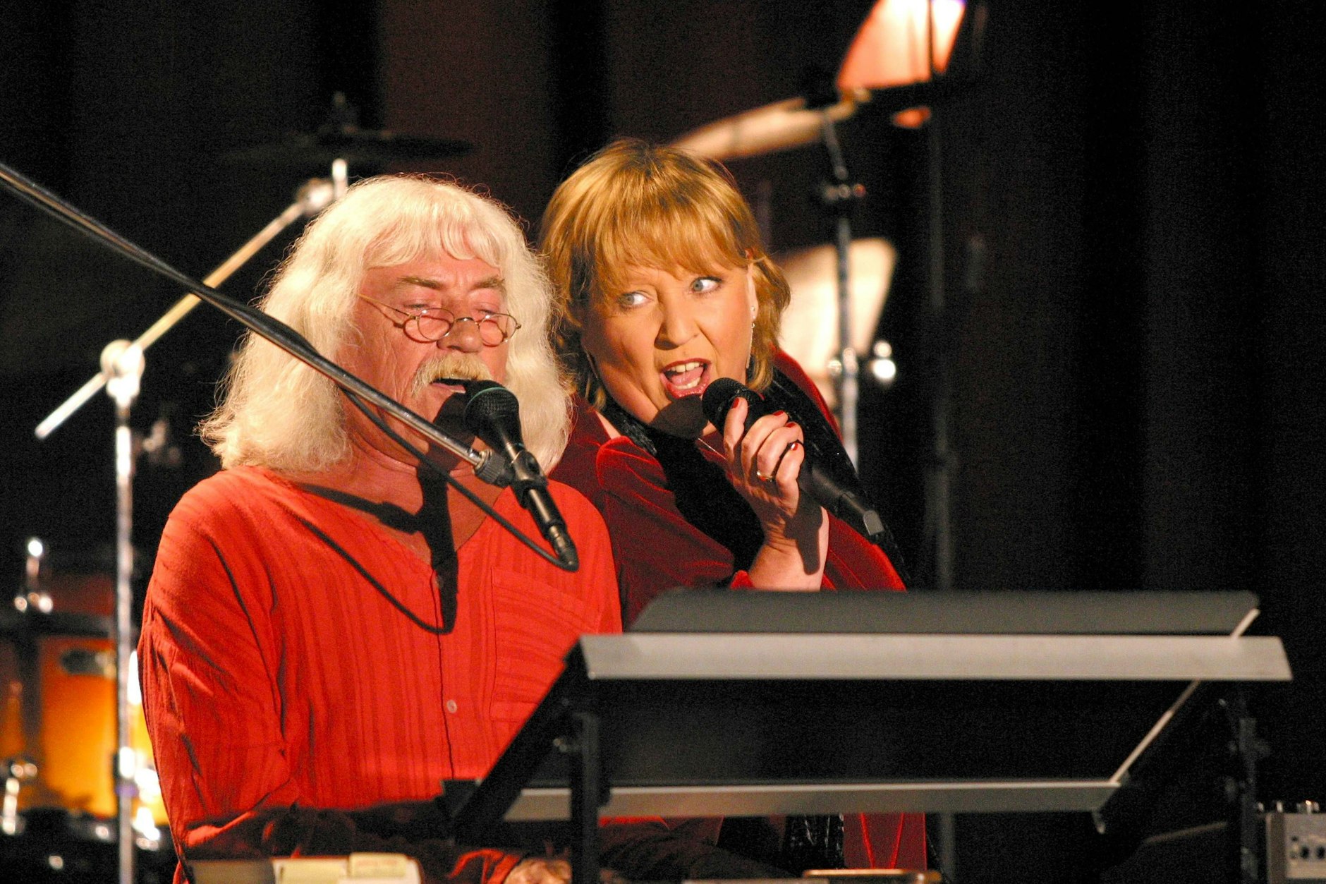 Angelika Mann im Jahr 2004 auf der Bühne mit Liedermacher Reinhard Lakomy.