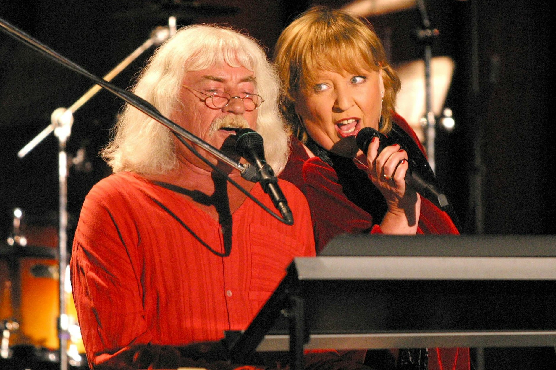 Angelika Mann im Jahr 2004 auf der Bühne mit Liedermacher Reinhard Lakomy.