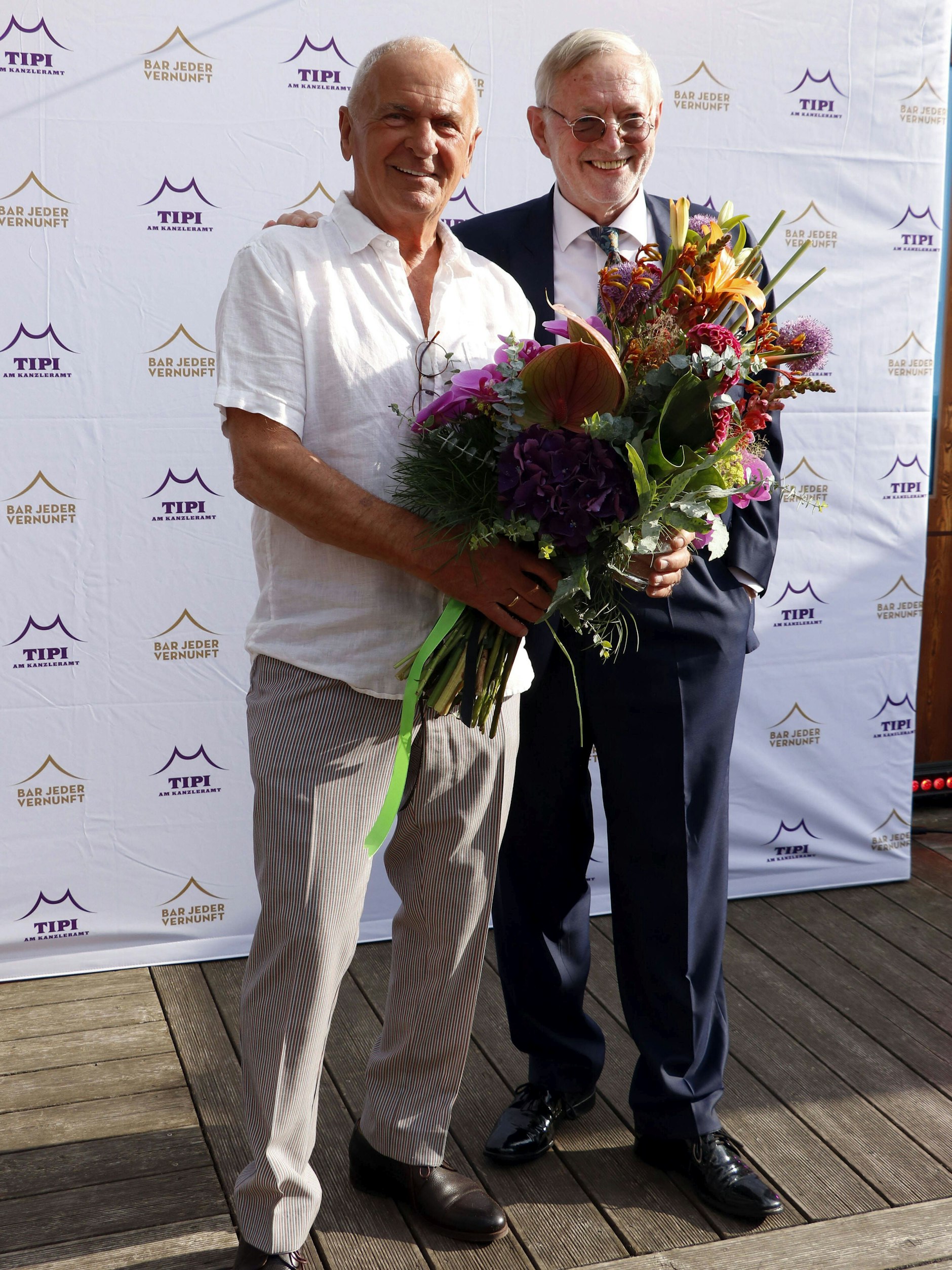 Holger Klotzbach und Hans-Peter Wodarz beim Jubiläumsfest zum 30. Geburtstag der Bar jeder Vernunft und zum 20. Geburtstag des Tipi am Kanzleramt.
