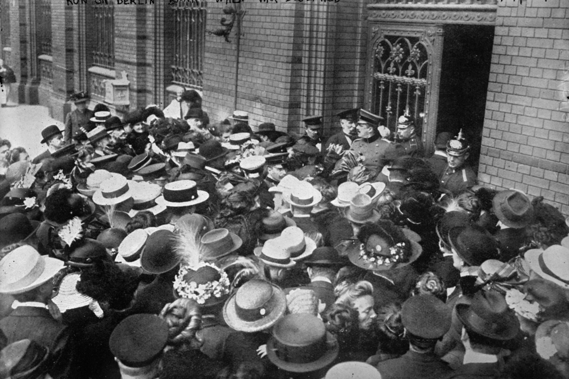 Wenn die Menschen Angst um ihr Geld haben, setzen sie auch mal zum Sturm auf die Bank an.
