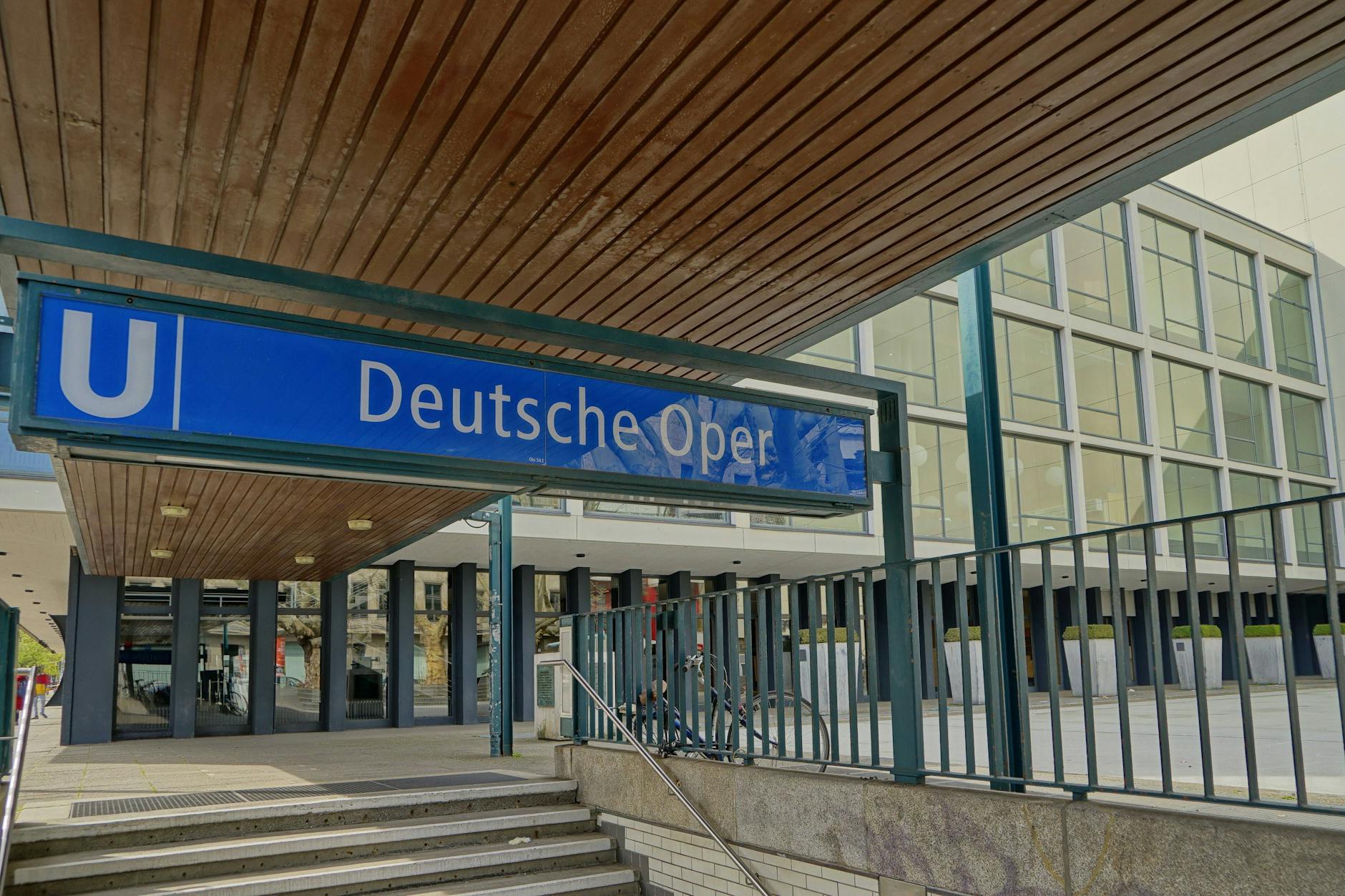 In der Nacht auf Samstag starb im Berliner U-Bahnhof Deutsche Oper ein Jugendlicher.