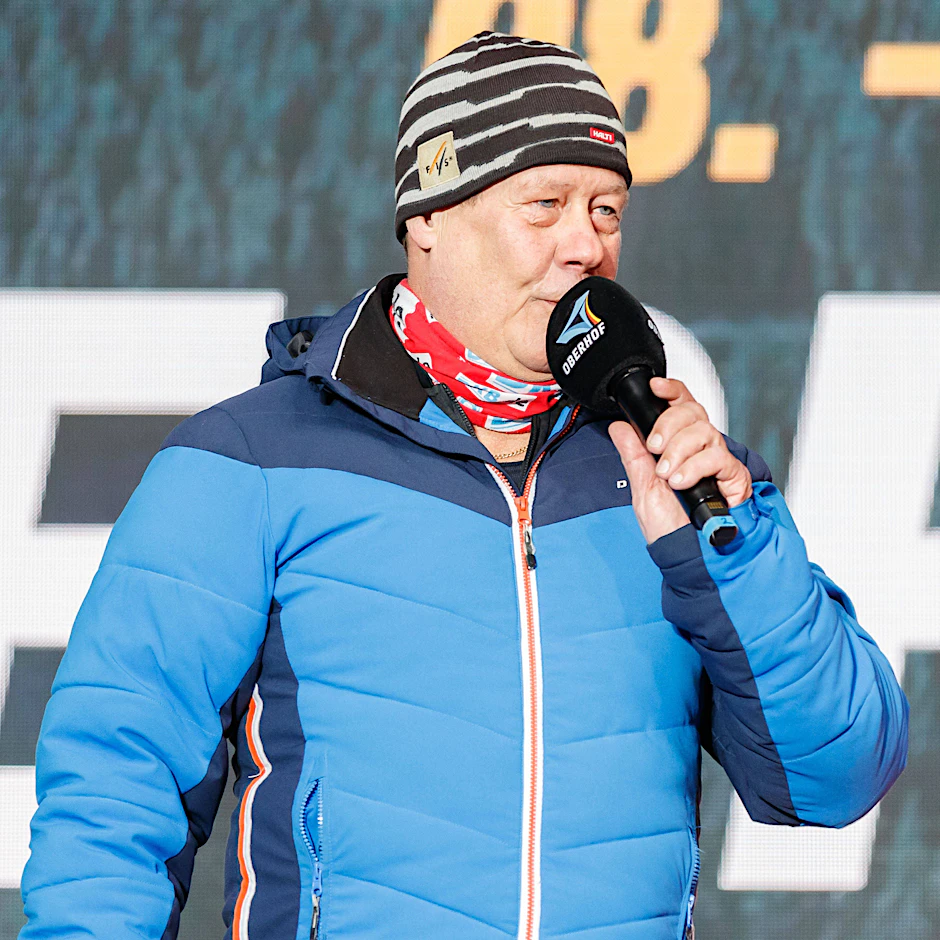 Frank-Peter Roetsch gewinnt als erster Biathlet bei einen Olympischen Spielen die beiden Titel im Sprint und Einzel.