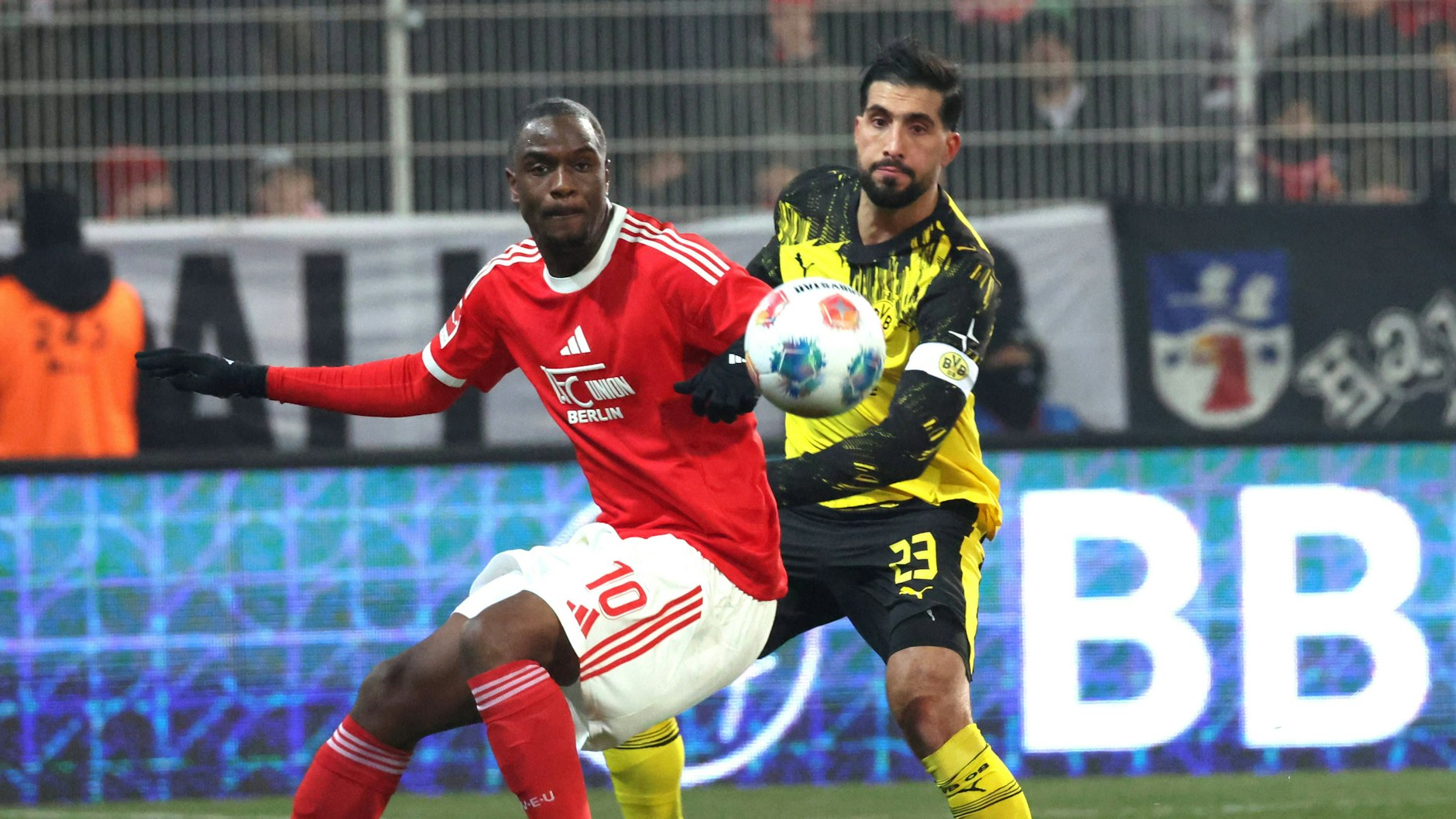 Union-Stürmer Ilyas Ansah lieferte sich einige intesive Zweikämpfe mit Dortmunds Emre Can. Für die Schmährufe der Union-Fans hat er wenig Verständnis.