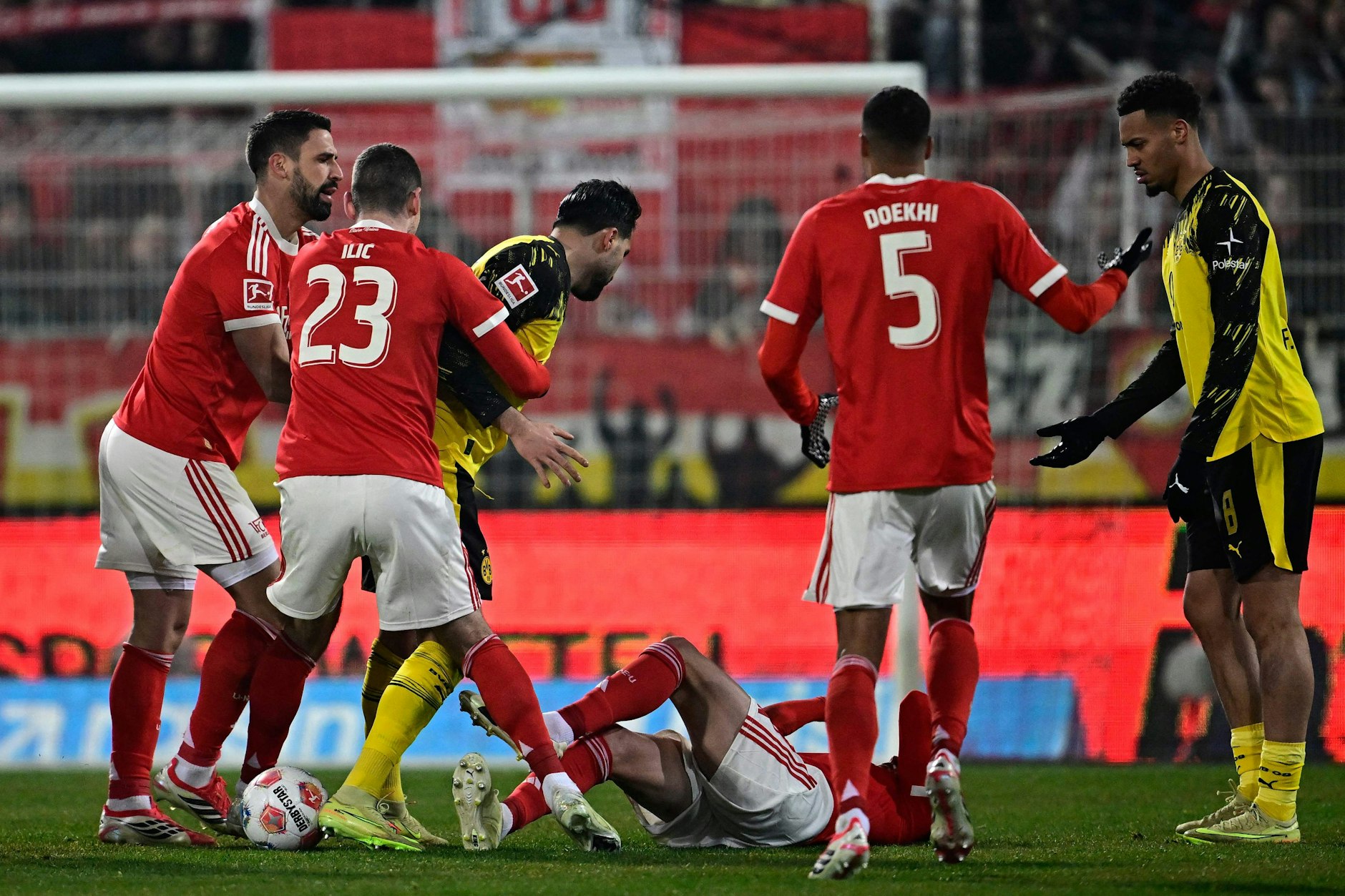 Dortmunds Emre Can schubst Janik Haberer zu Boden und wird danach von den Fans des 1. FC Union ausgepfiffen und derbe beleidigt.