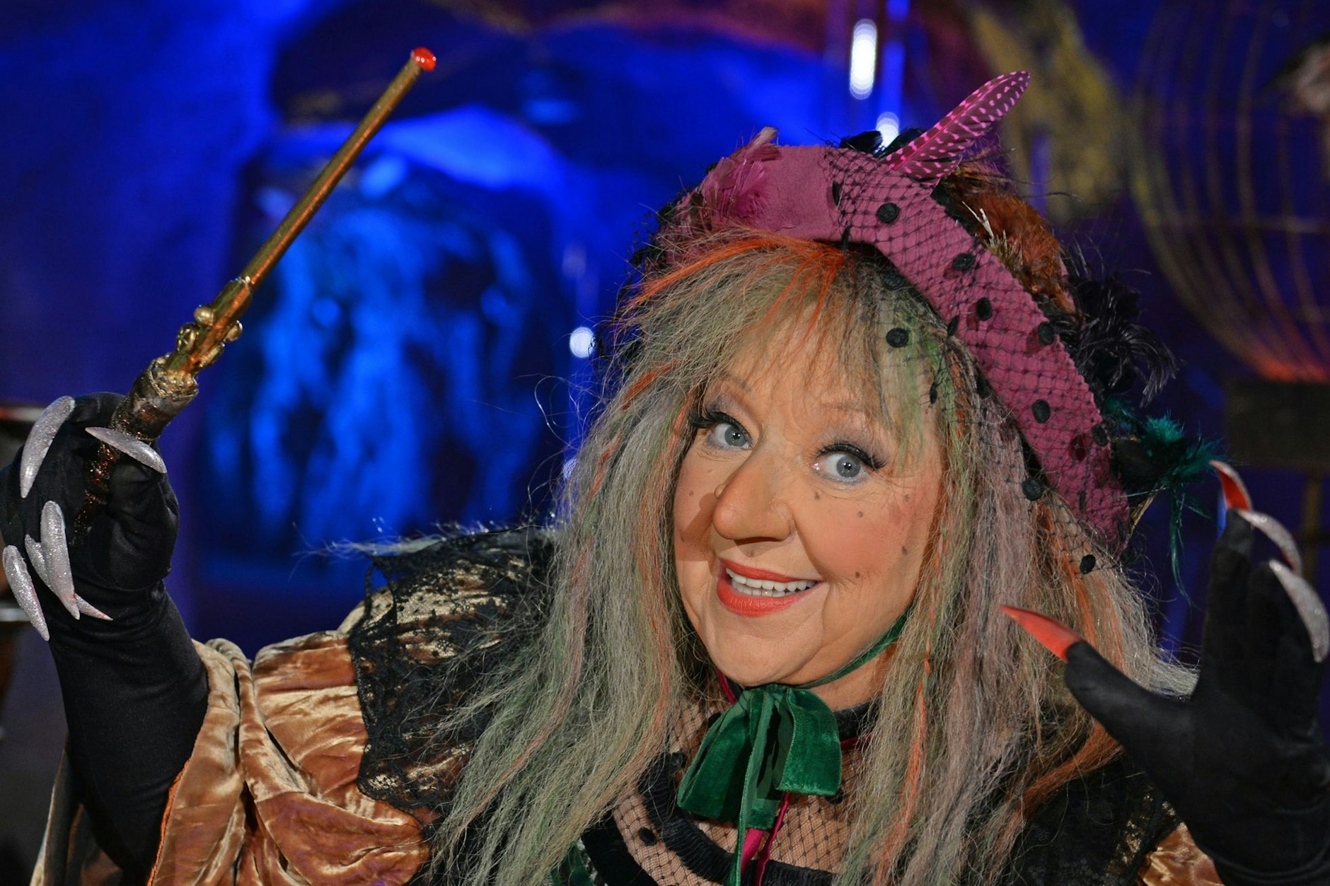 Auch in die Hexen-Rolle schlüpfte Angelika Mann immer wieder. Hier steckt sie während einer Fernsehproduktion des RBB für die Weihnachtszeit im Filmpark Babelsberg in Potsdam im Kostüm.