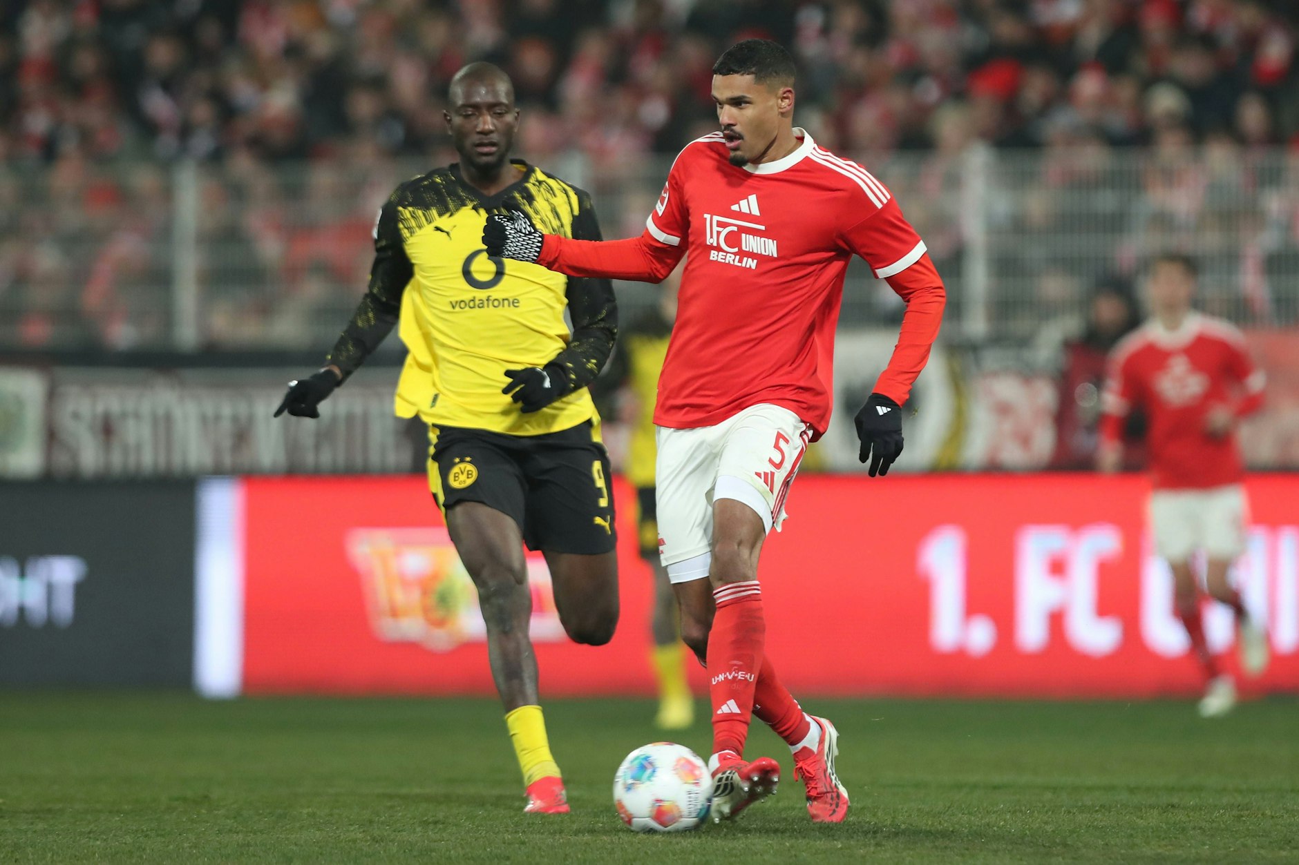 Danilho Doekhi (r.) verlor mit dem 1. FC Union Berlin wie schon im Hinspiel 0:3 gegen Borussia Dortmund und Serhou Guirassy.