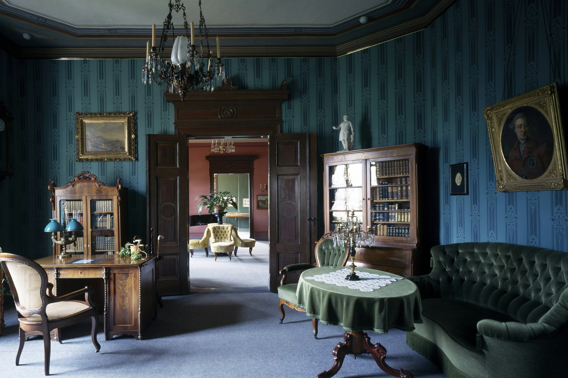 Arbeitszimmer mit schöner Einrichtung: So sieht es bei mir nicht aus, doch so ein Bild könnte eventuell zum Kauf anregen? So als Serviervorschlag?