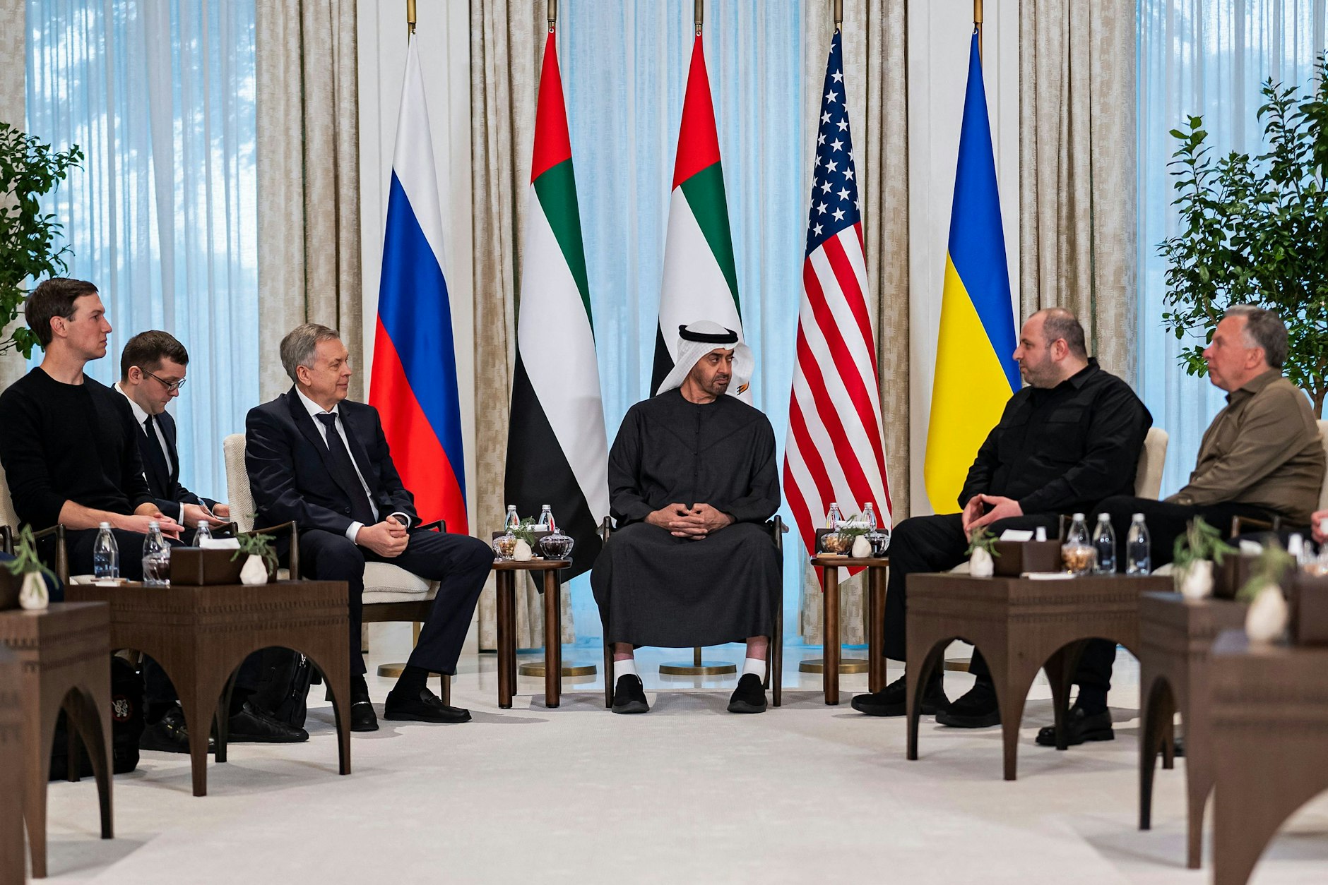 Der Präsident der Vereinigten Arabischen Emirate, Scheich Mohammed bin Zayed Al-Nahyan (Mitte), spricht mit den Leitern der Delegationen, die an den trilateralen Gesprächen zwischen den USA, Russland und der Ukraine im Al Shati-Palast in Abu Dhabi teilnehmen.