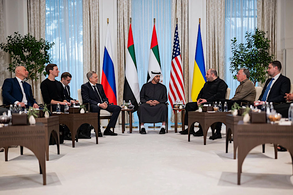 Der Präsident der Vereinigten Arabischen Emirate, Scheich Mohammed bin Zayed Al-Nahyan (Mitte), spricht mit den Leitern der Delegationen, die an den trilateralen Gesprächen zwischen den USA, Russland und der Ukraine im Al Shati-Palast in Abu Dhabi teilnehmen.