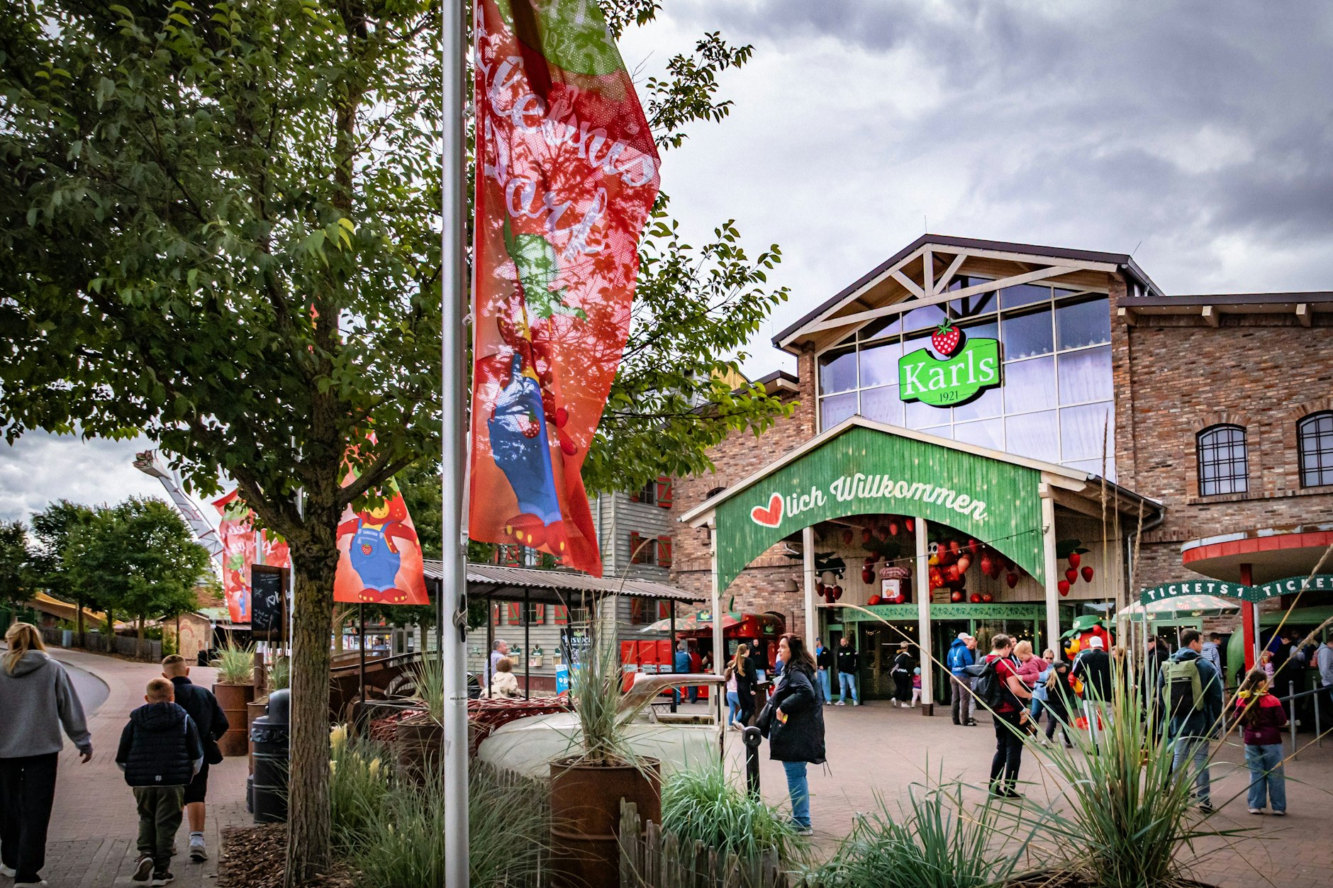 Karls Erlebnis-Dorf in Elstal bei Berlin. Ab Sommer 2026 soll hier auch die neue Erdbeer Achterbahn fahren.