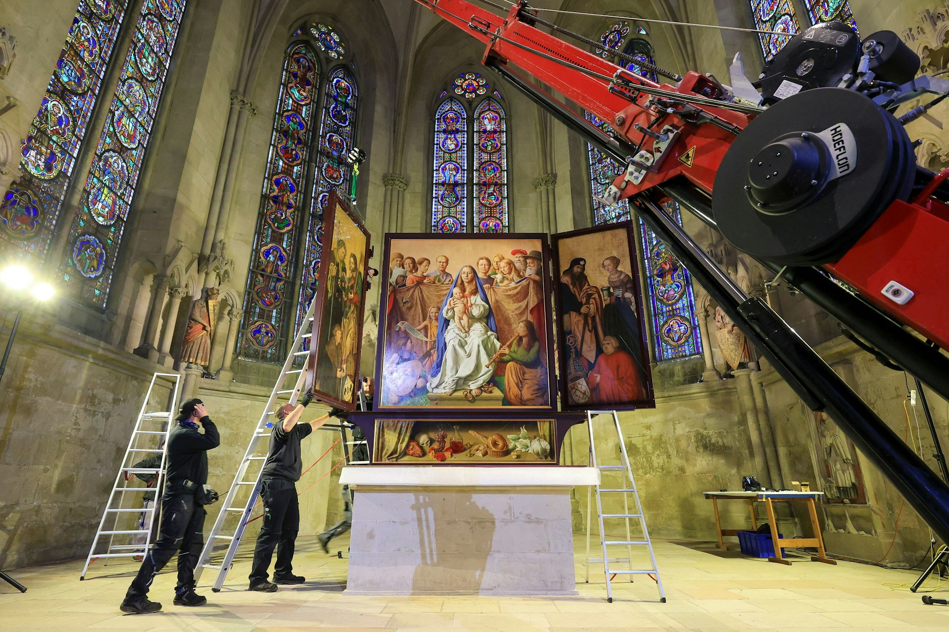 Ein Restauratorenteam demontiert am 22. Oktober 2025 den Cranach-Triegel-Altar im Naumburger Dom für den Transport nach Rom.
