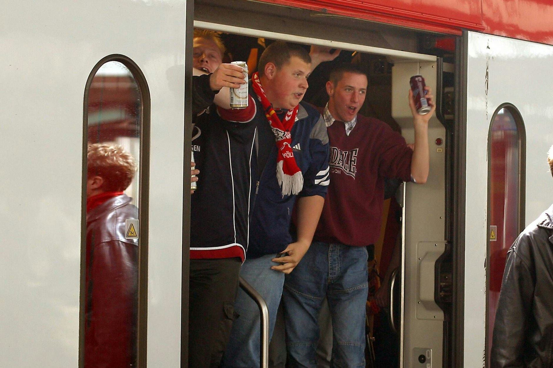 Fangesänge und viel Bier? Wenn Fußballfans einen Regionalzug erobern, hat es das PErsonal schwer.
