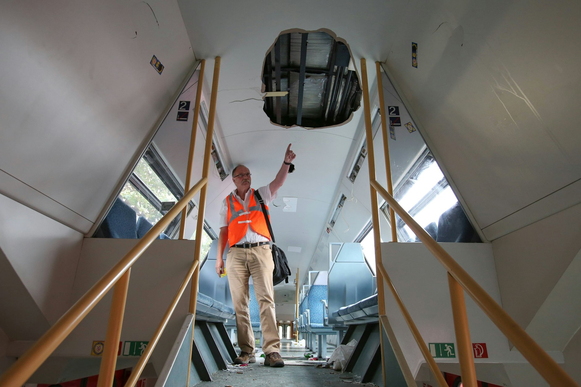 Hooligans hinterließen auch schon schwere Schäden in Zügen. Hier: Ein großes Loch klafft in der Decke eines Regionalzuges der Deutschen Bahn in Braunschweig (Niedersachsen).