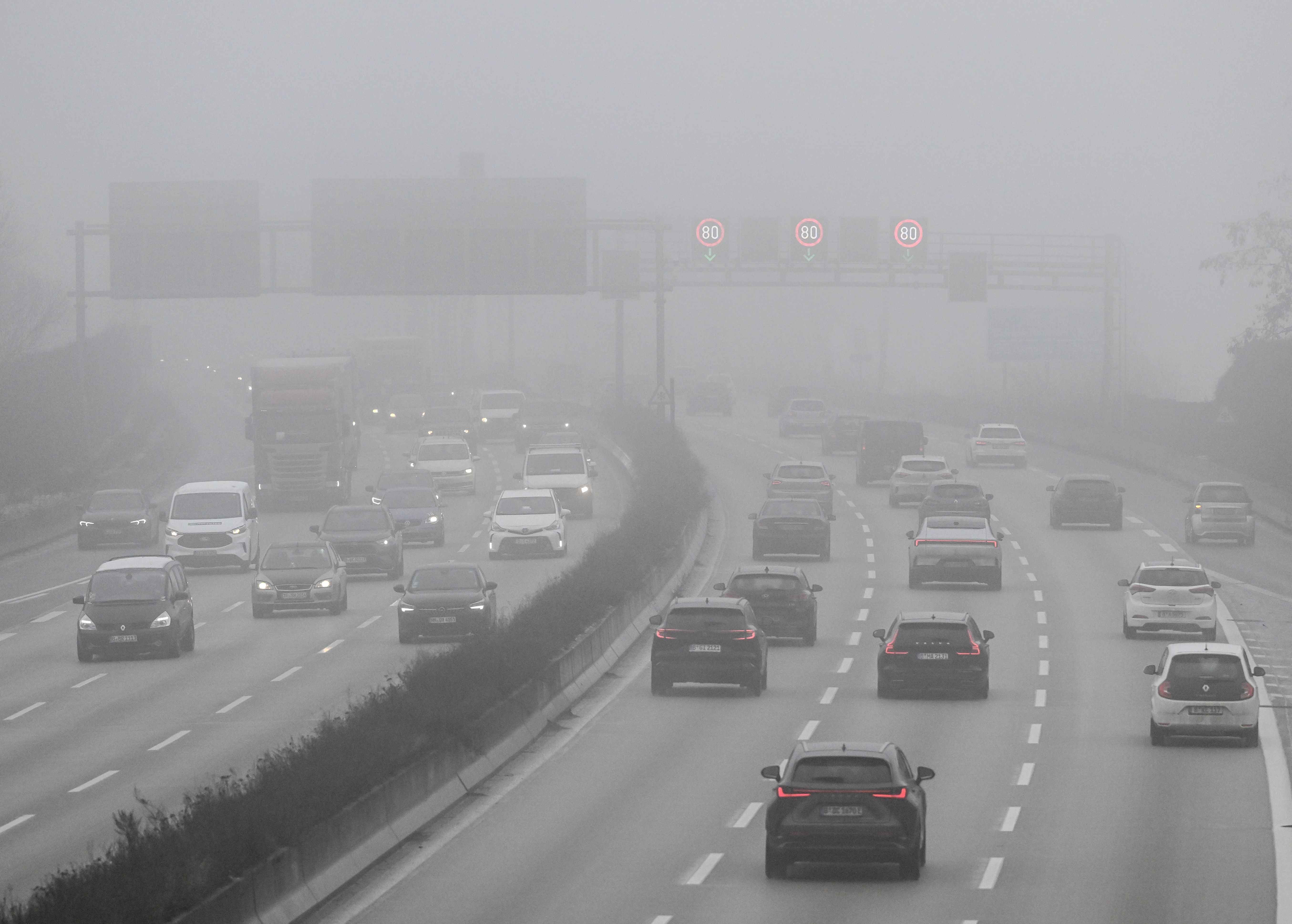 Sprühregen trifft auf Bodenfrost – jetzt warnen Meterologen vor Glatteis-Gefahr