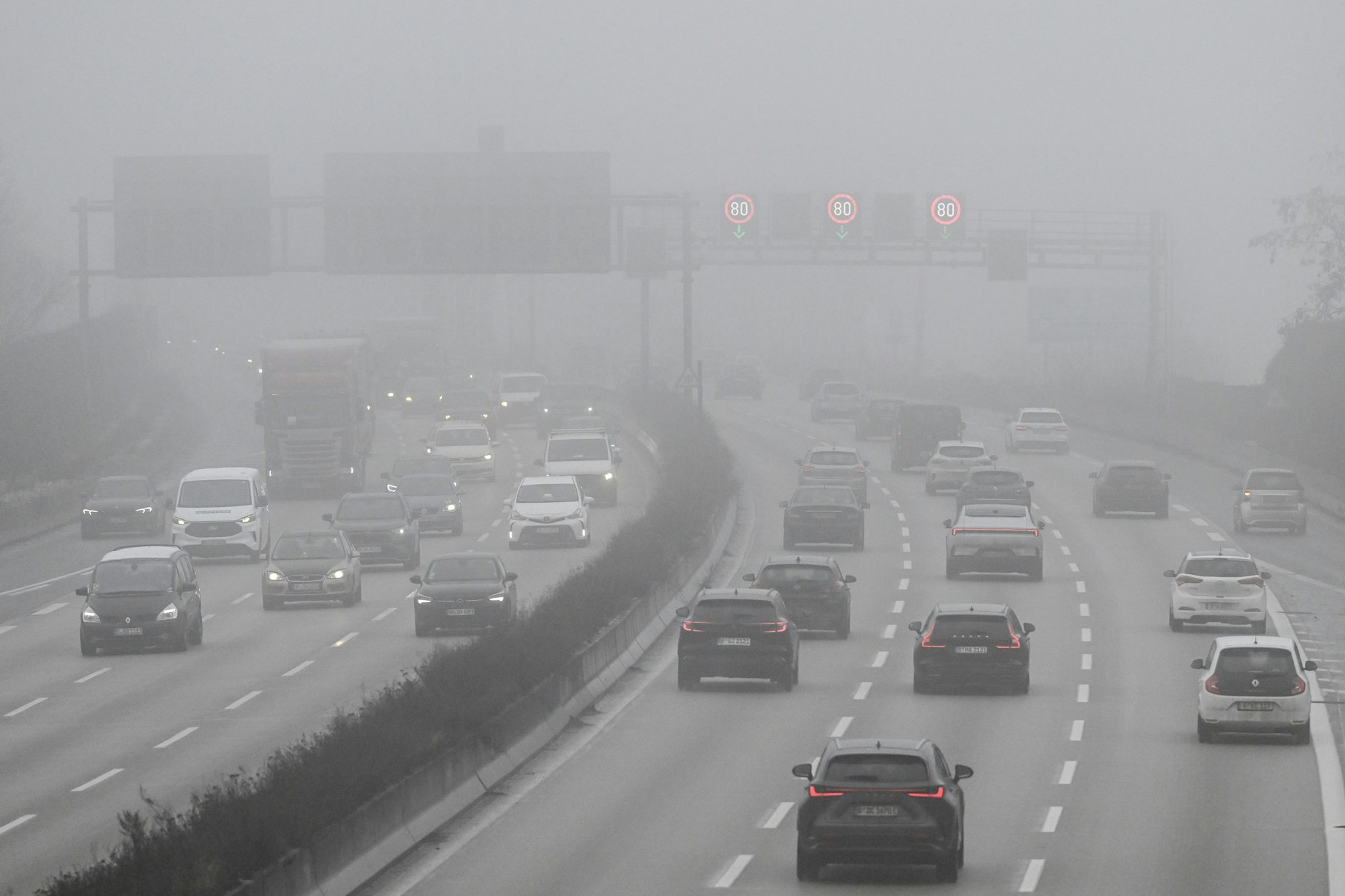 In der Nacht und morgen früh wird es gefährlich auf den Autobahnen in Berlin und Brandenburg: Der Deutsche Wetterdienst warnt vor Glatteisgefahr.