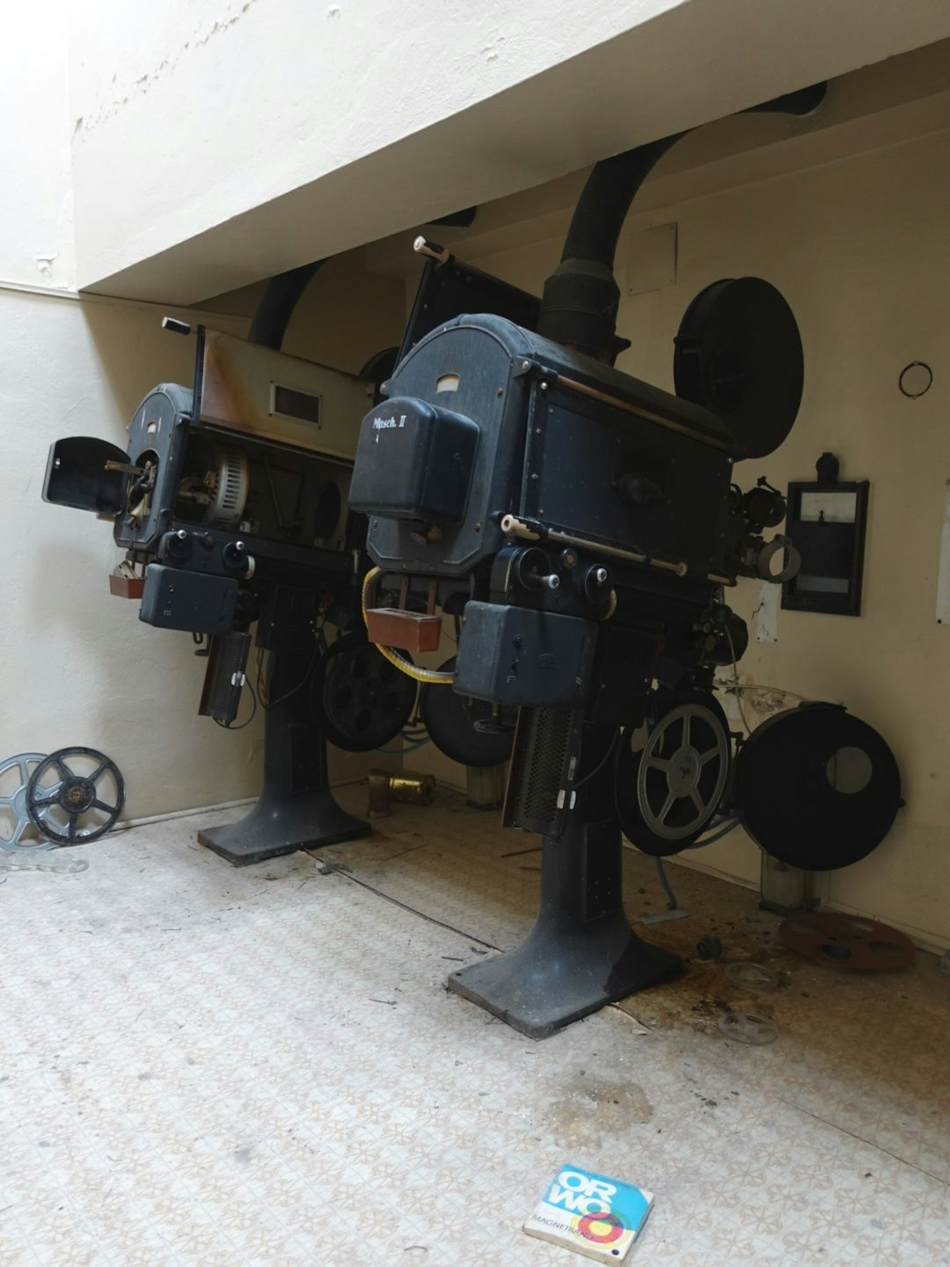 Die beiden großen Filmprojektoren, die Filme auf die Bühne projizieren konnten, hatten die Wende überdauert.
