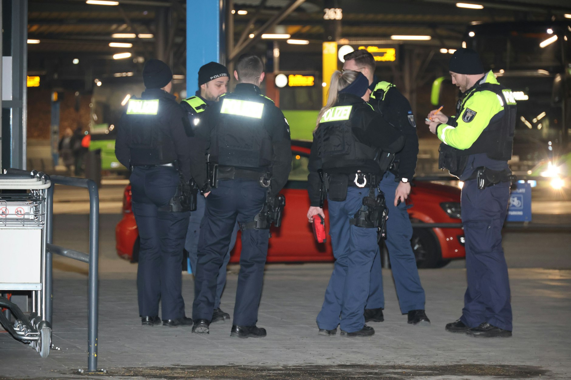 Die Polizei ermittelt nach der Messerattacke am ZOB.