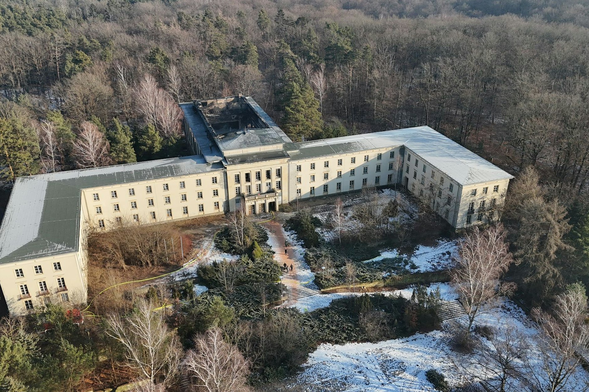 Der große Hörsaal (Mitte) im Lektionsgebäude ist nach dem Großbarnd komplett eingestürzt.