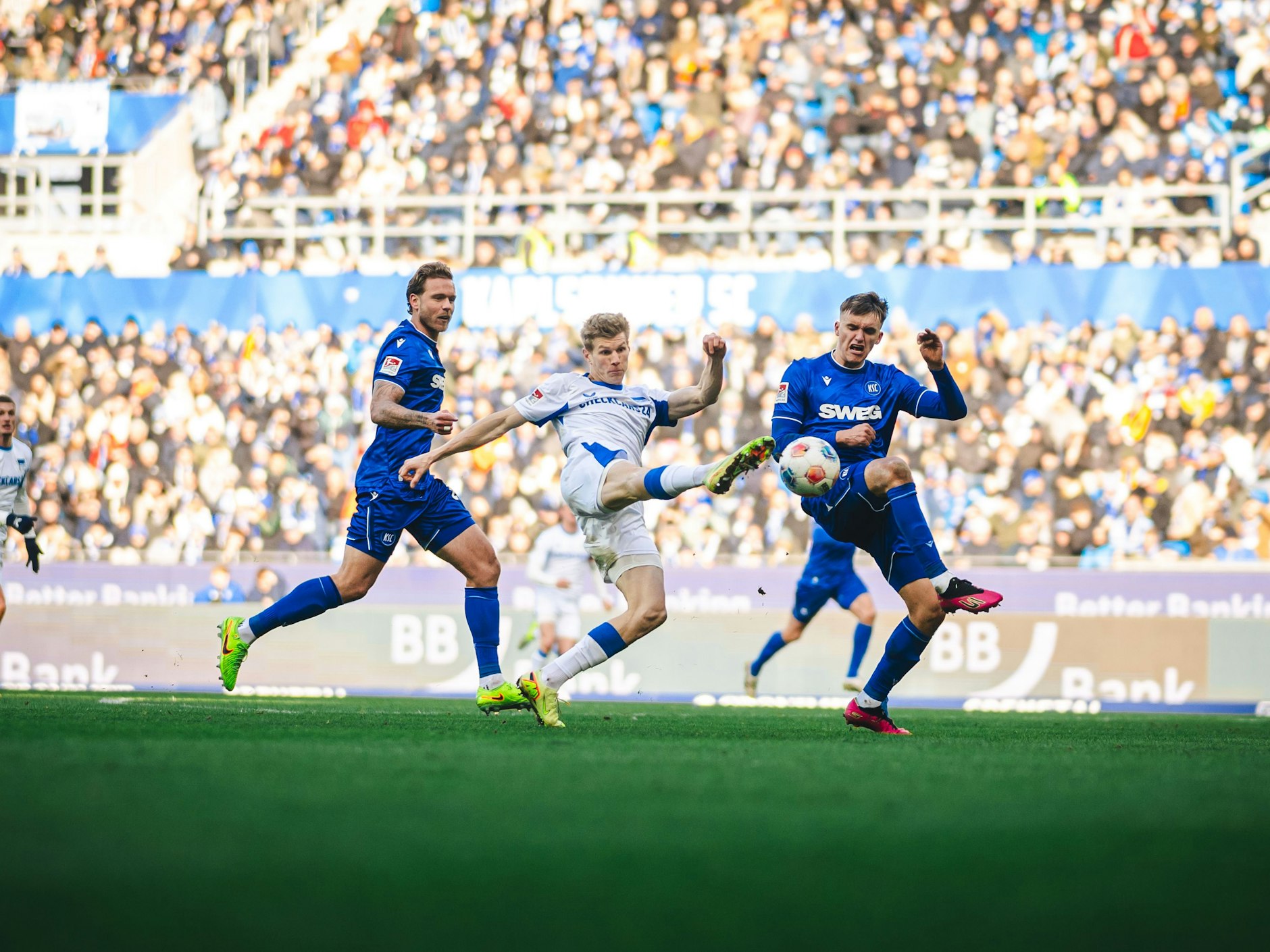Stürmer Luca Schuler von Hertha BSC bei einen seinen drei Riesenchancen zum Tori in Karlsruhe.