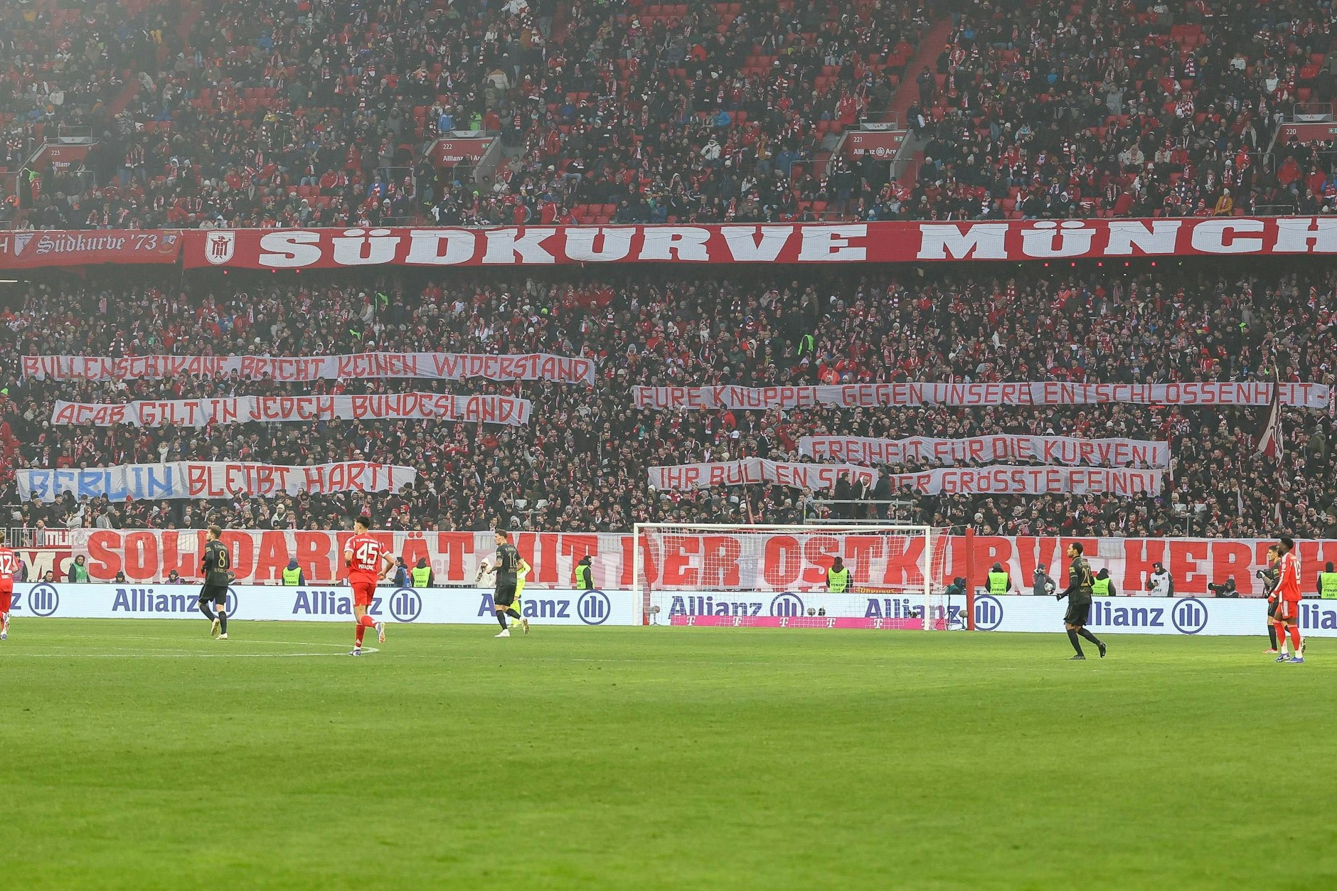 Auch die Ultras des FC Bayern stehen den Fans von Hertha BSC zur Seite. Beim Spiel gegen den FC Augsburg wird die Polizeigewalt in Berlin scharf kritisiert. 