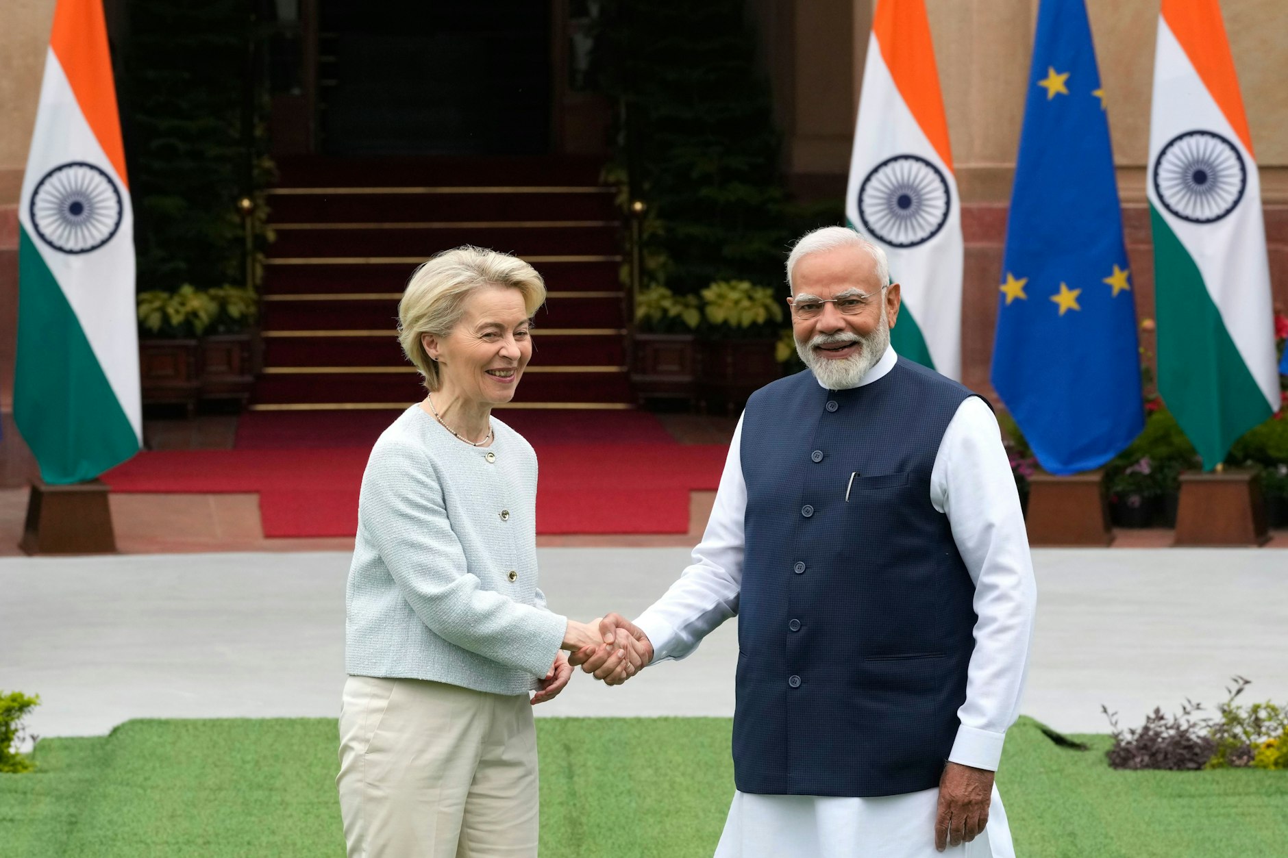 Der indische Premierminister Narendra Modi schüttelt am 28. Februar 2025 die Hand der Präsidentin der Europäischen Kommission, Ursula von der Leyen, in Neu-Delhi. (Symbolbild)