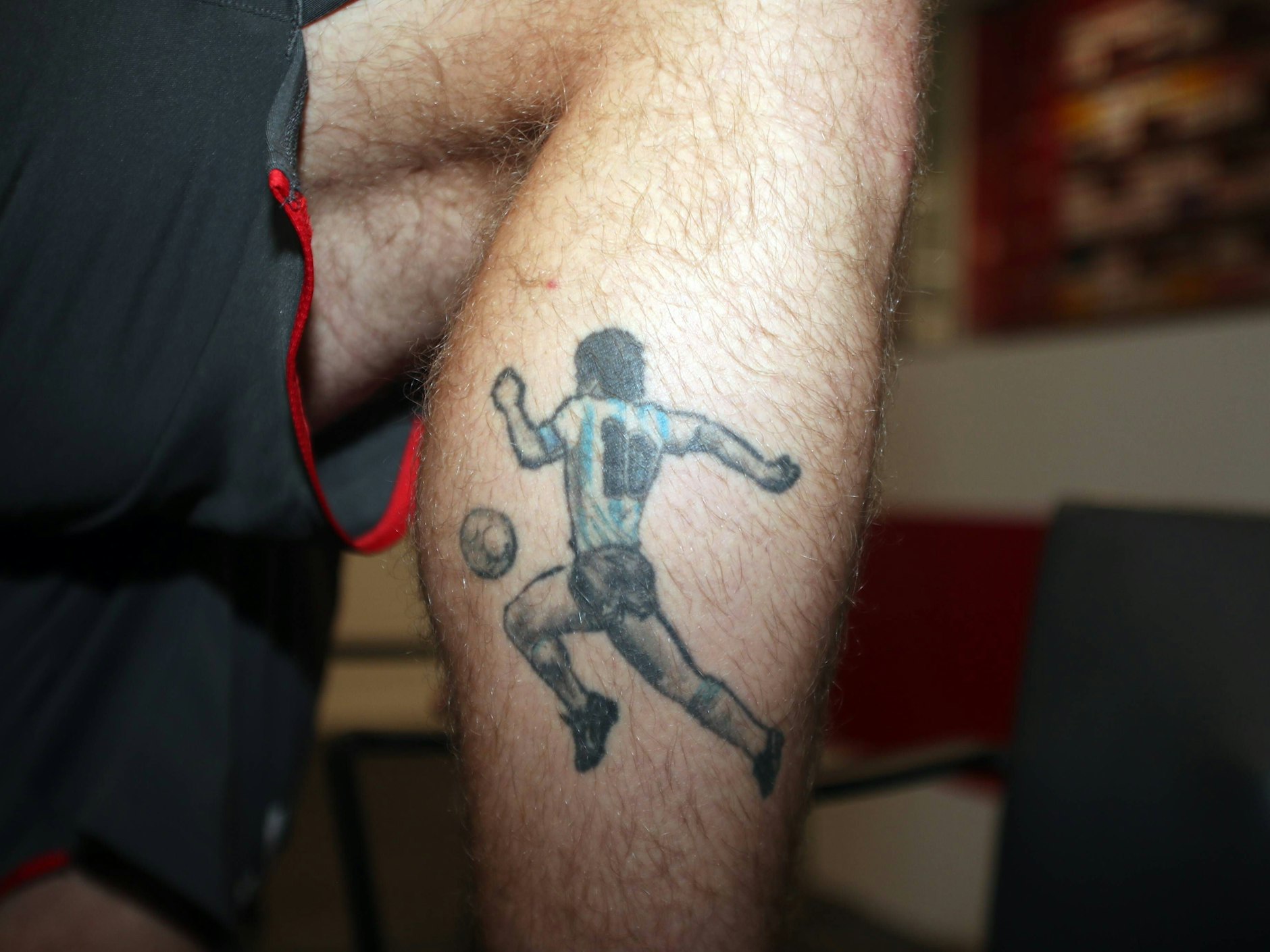 Das die rechte Wade von Santiago Ascacibar mit Maradona-Tattoo