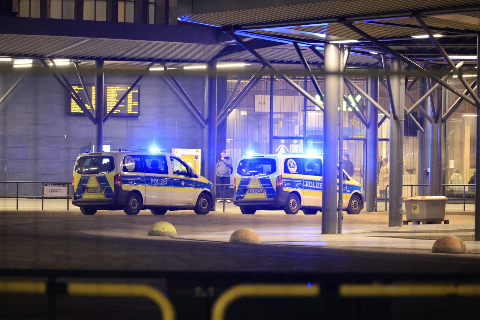 Polizeieinsatz am Berliner ZOB am Samstagabend.