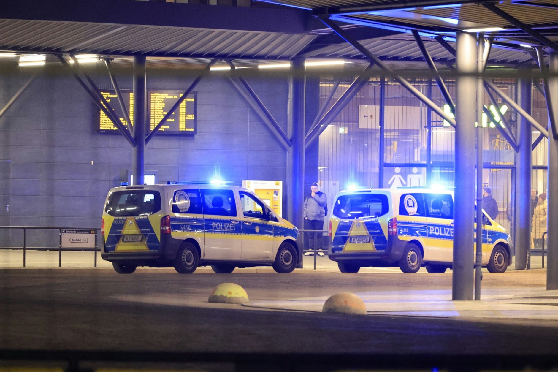 24-Jähriger am Berliner ZOB ausgeraubt und niedergestochen