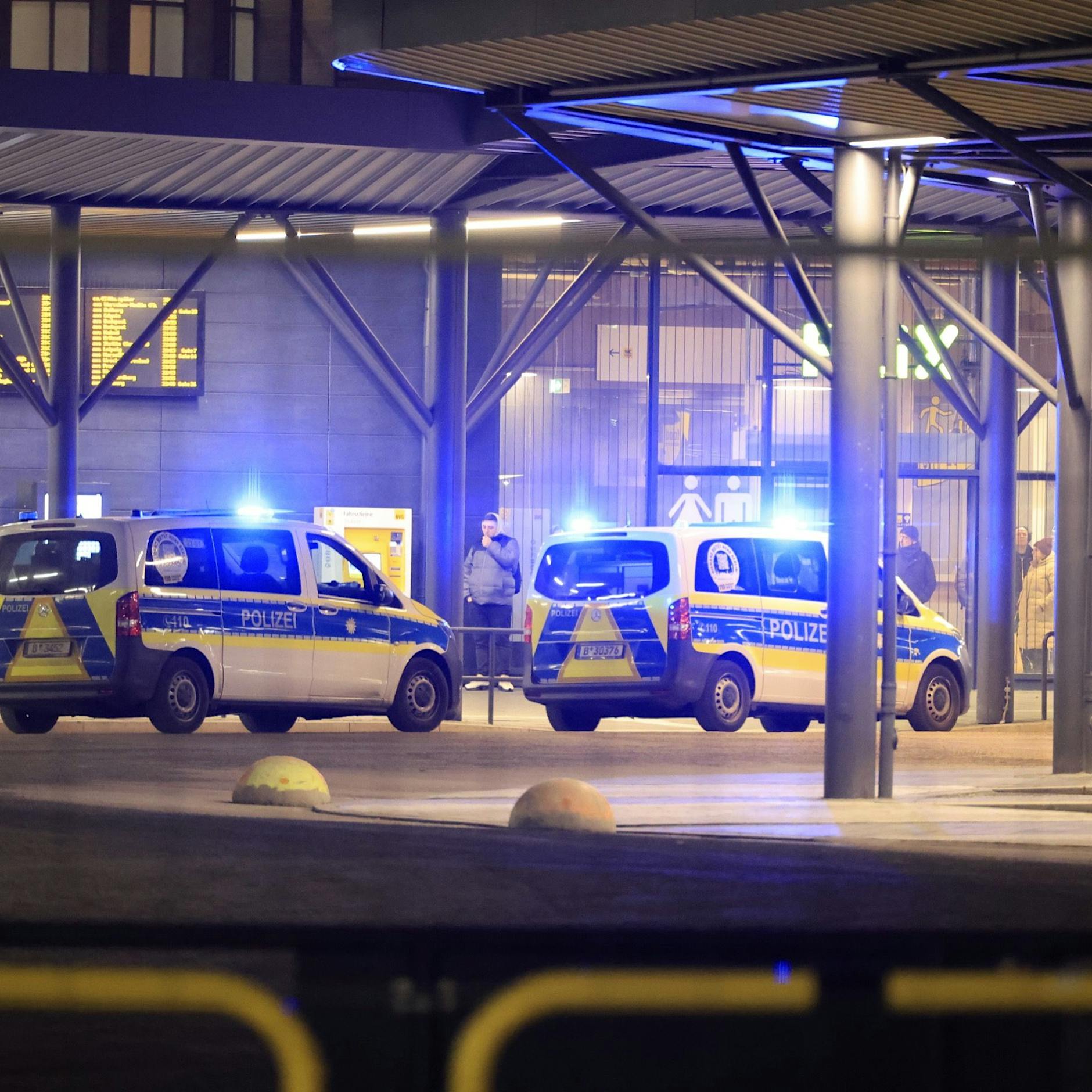 24-Jähriger am Berliner ZOB ausgeraubt und niedergestochen