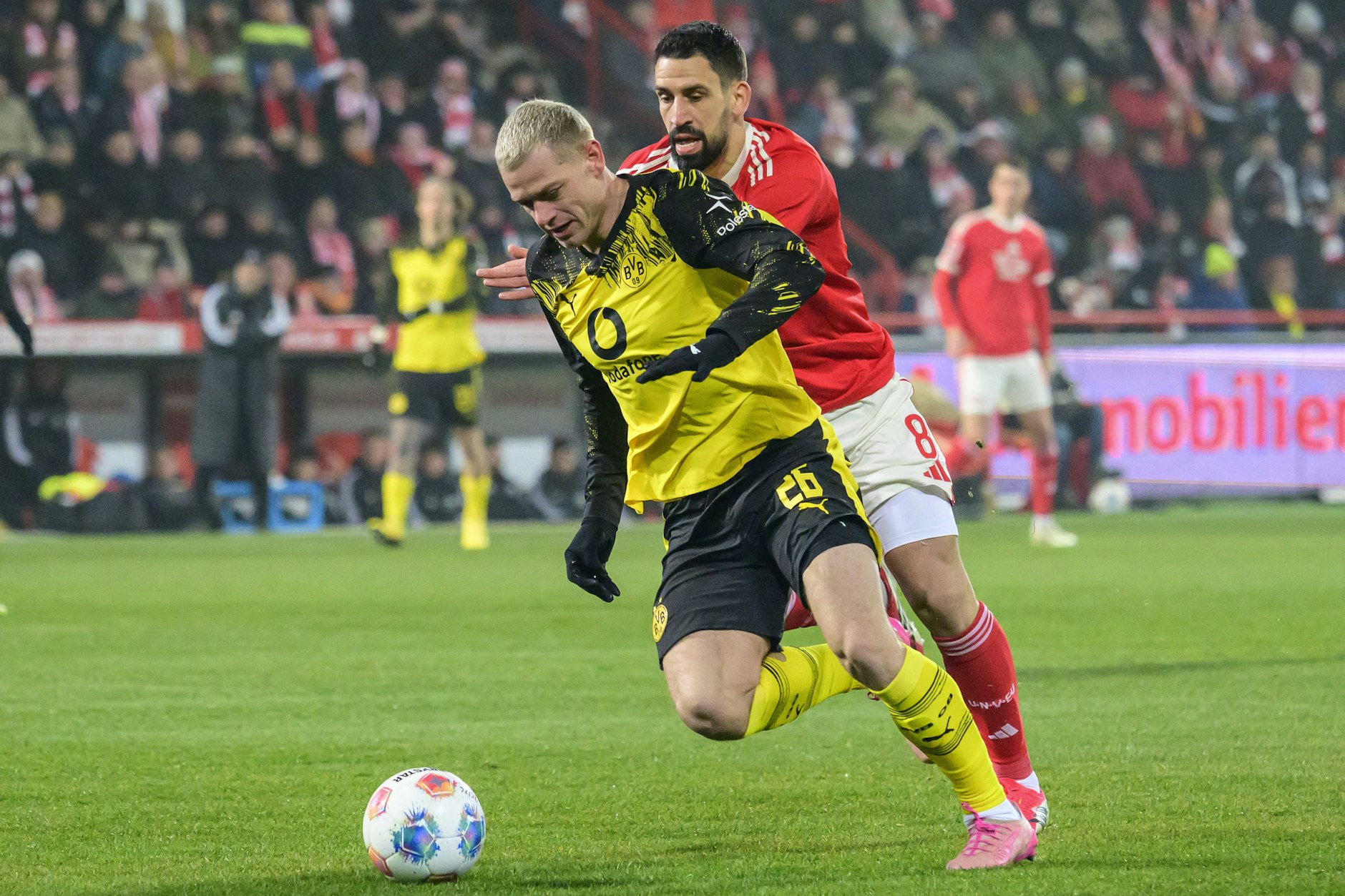 Zwei ehemalige Mitspieler im Duell: Julian Ryerson (vorne) spielte bis 2023 noch mit Rani Khedira beim 1. FC Union Berlin zusammen.