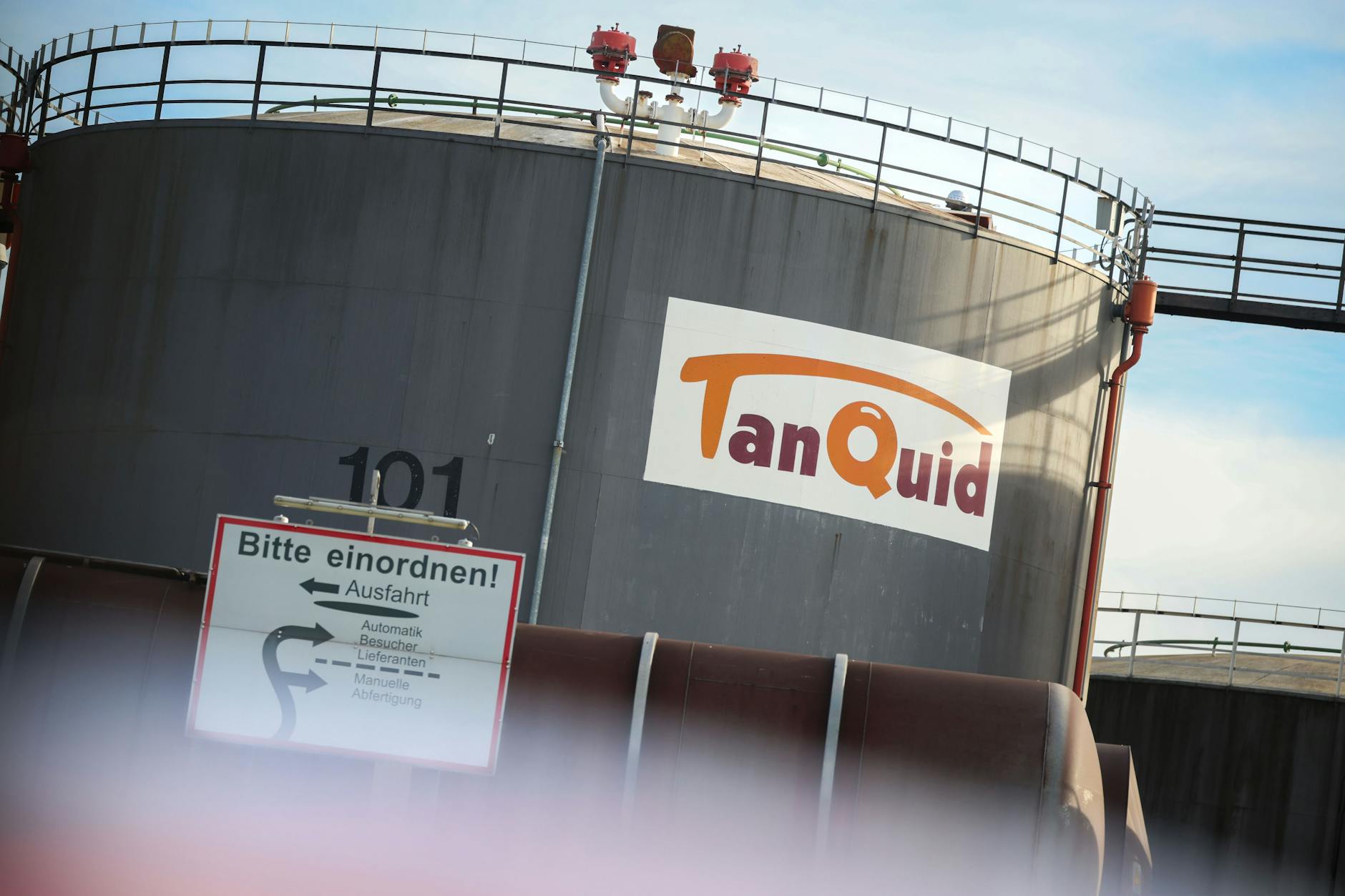 Ein Tank mit dem Firmenschild der Firma TanQuid im Duisburger Hafen