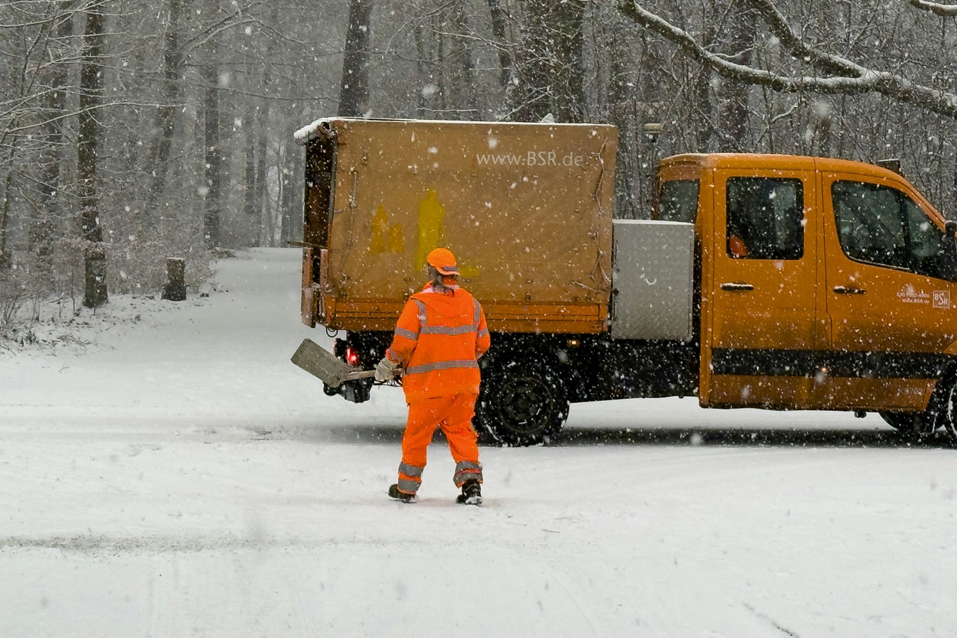 Die BSR streut nicht in ganz Berlin. Für Gehwege sind die Anlieger zuständig.