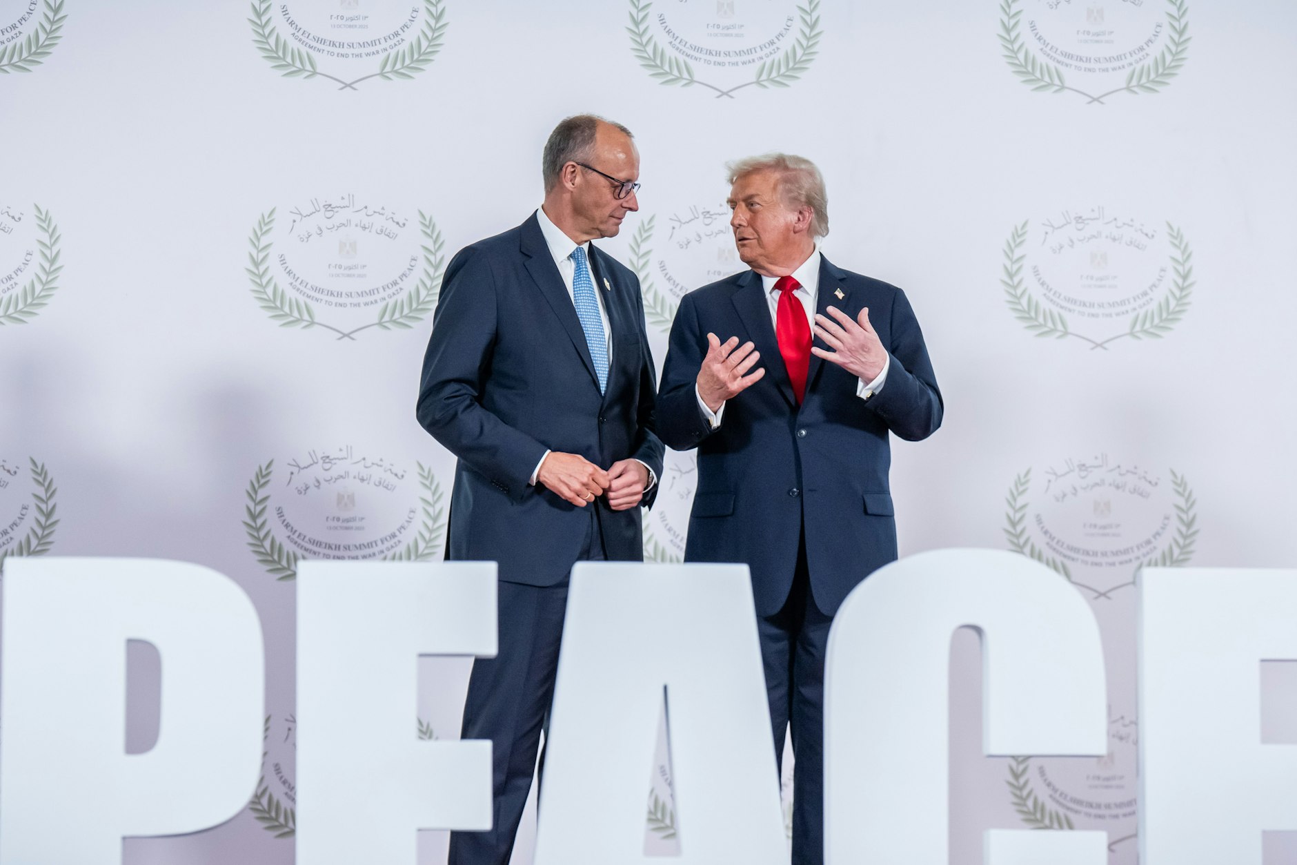 Bundeskanzler Friedrich Merz nimmt am 13. Oktober 2025 neben US-Präsident Donald Trump am Gaza-Gipfel teil. (Symbolbild)