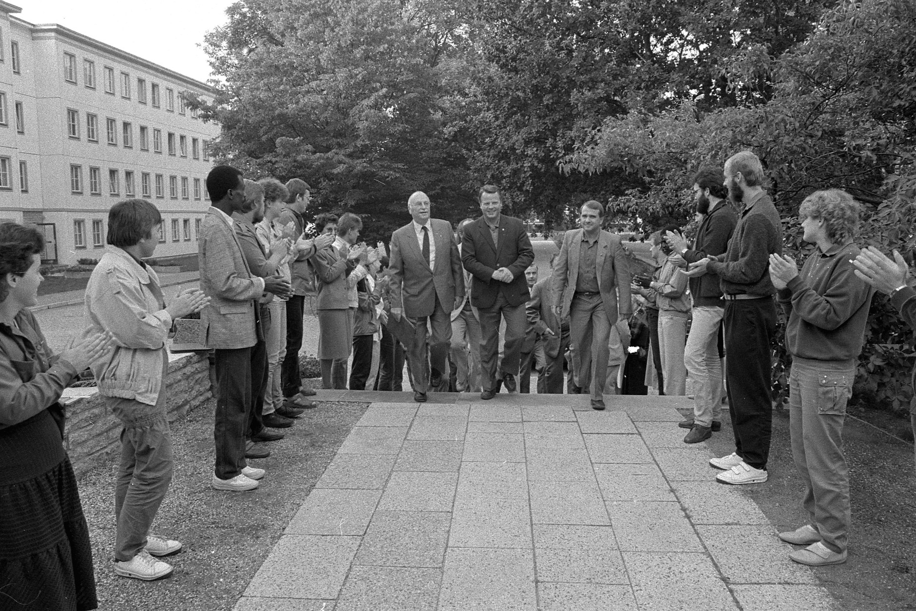 SED-Politbüromitglied Kurt Hager (Mitte, l.) besucht im Sommer 1986 zusammen mit FDJ-Chef Eberhard Aurich (Nitte, re.) die Jugendhochschule „Wilhelm Pieck“ am Bogensee.