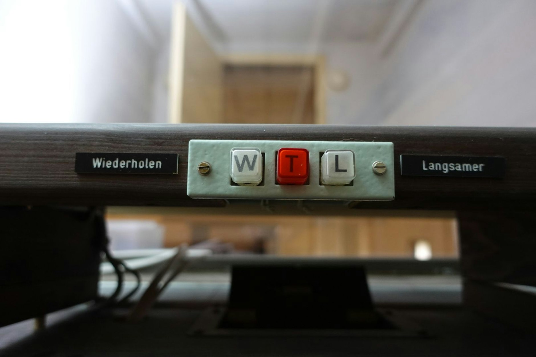 Von hier aus wurden die Vorträge und reden auf der Bühne für die Studenten aus dem Ausland übersetzt.